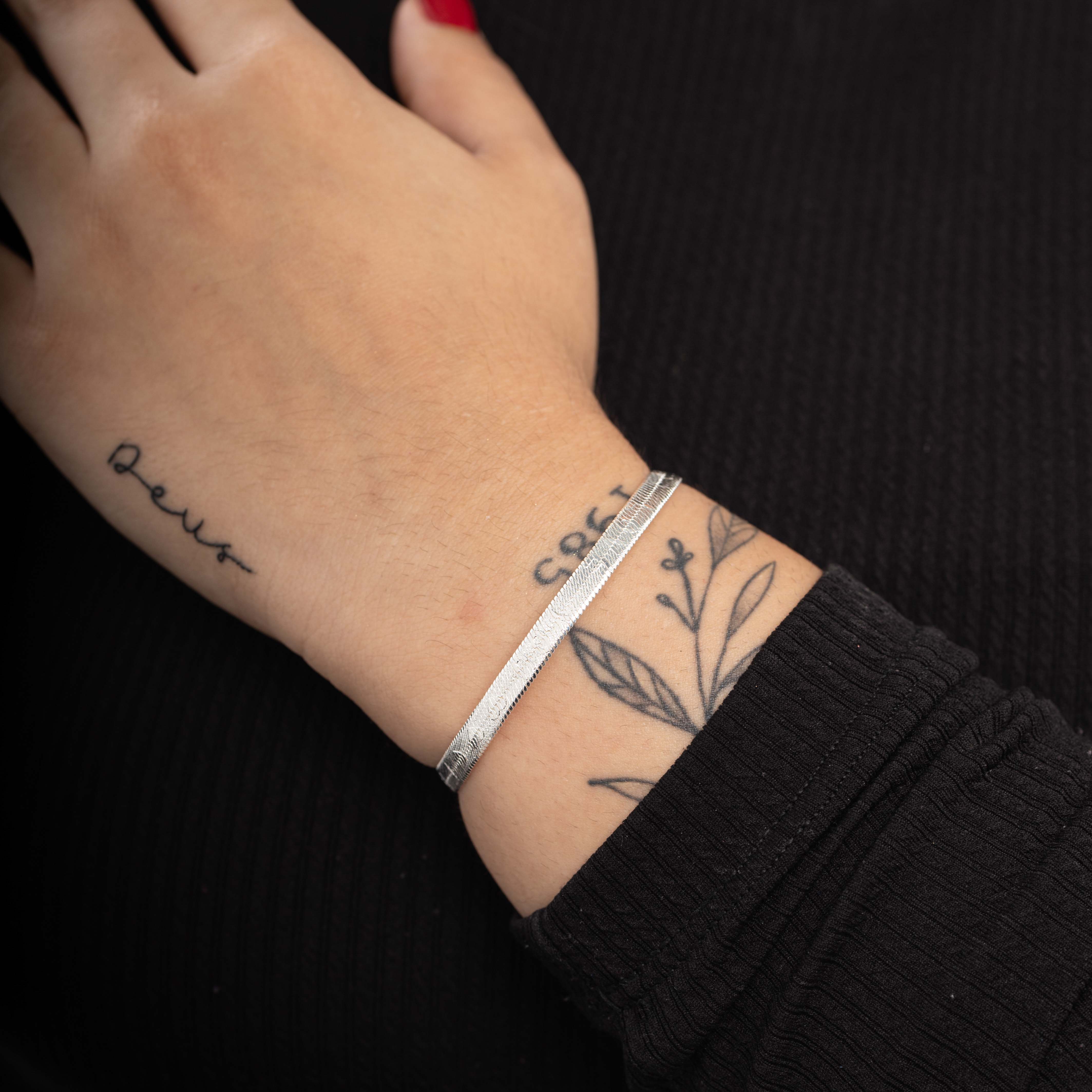 PULSEIRA LAMINADA COM ESCRITO LOVE LARGA COM EXTENSOR - BANHADO A PRATA 925