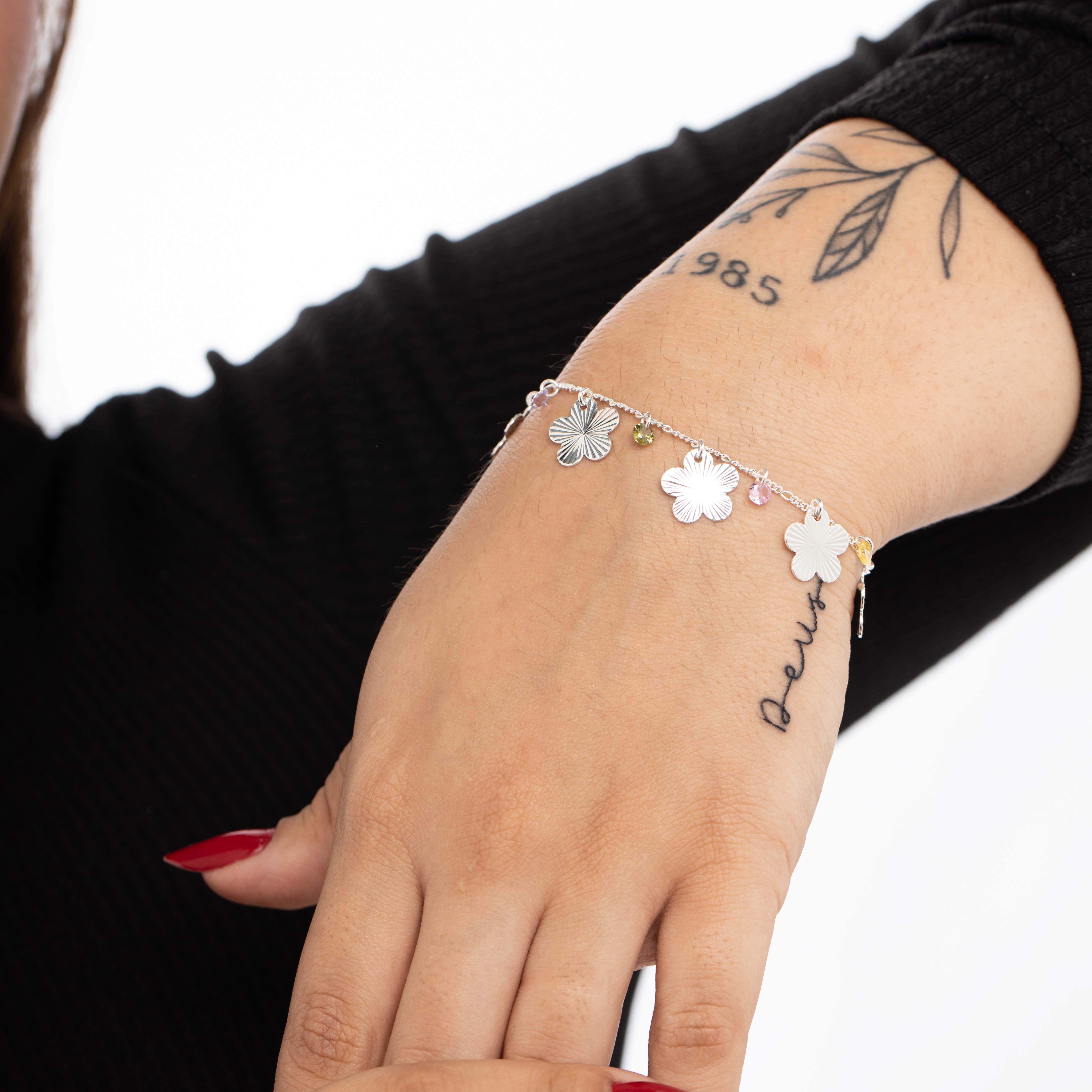 PULSEIRA COM PENDURICALHO MEDALHA FLOR E ZIRCONIA COLORIDA COM EXTENSOR - BANHADO A PRATA 925