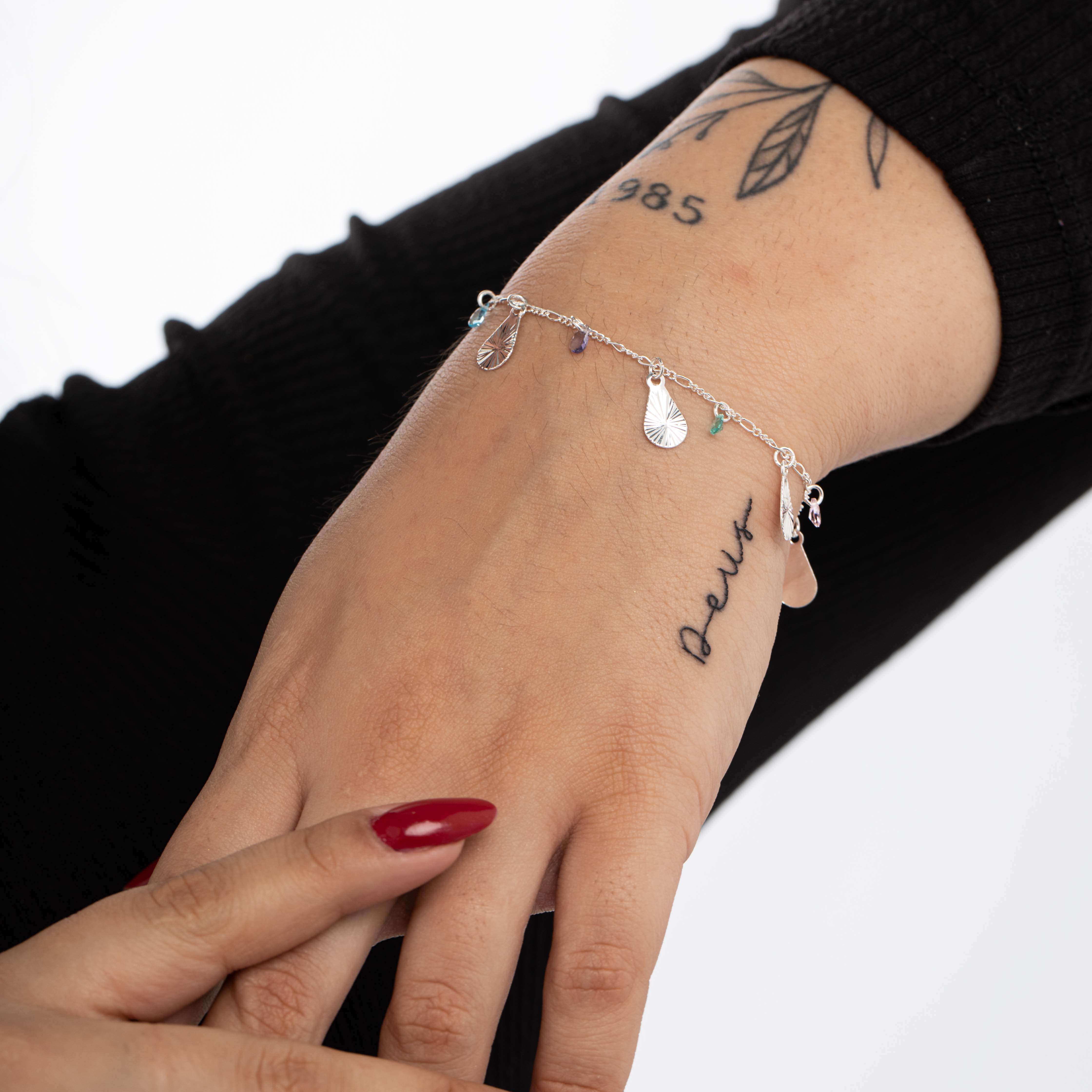 PULSEIRA COM PENDURICALHO MEDALHA GOTA E ZIRCONIA COLORIDA COM EXTENSOR - BANHADO A PRATA 925