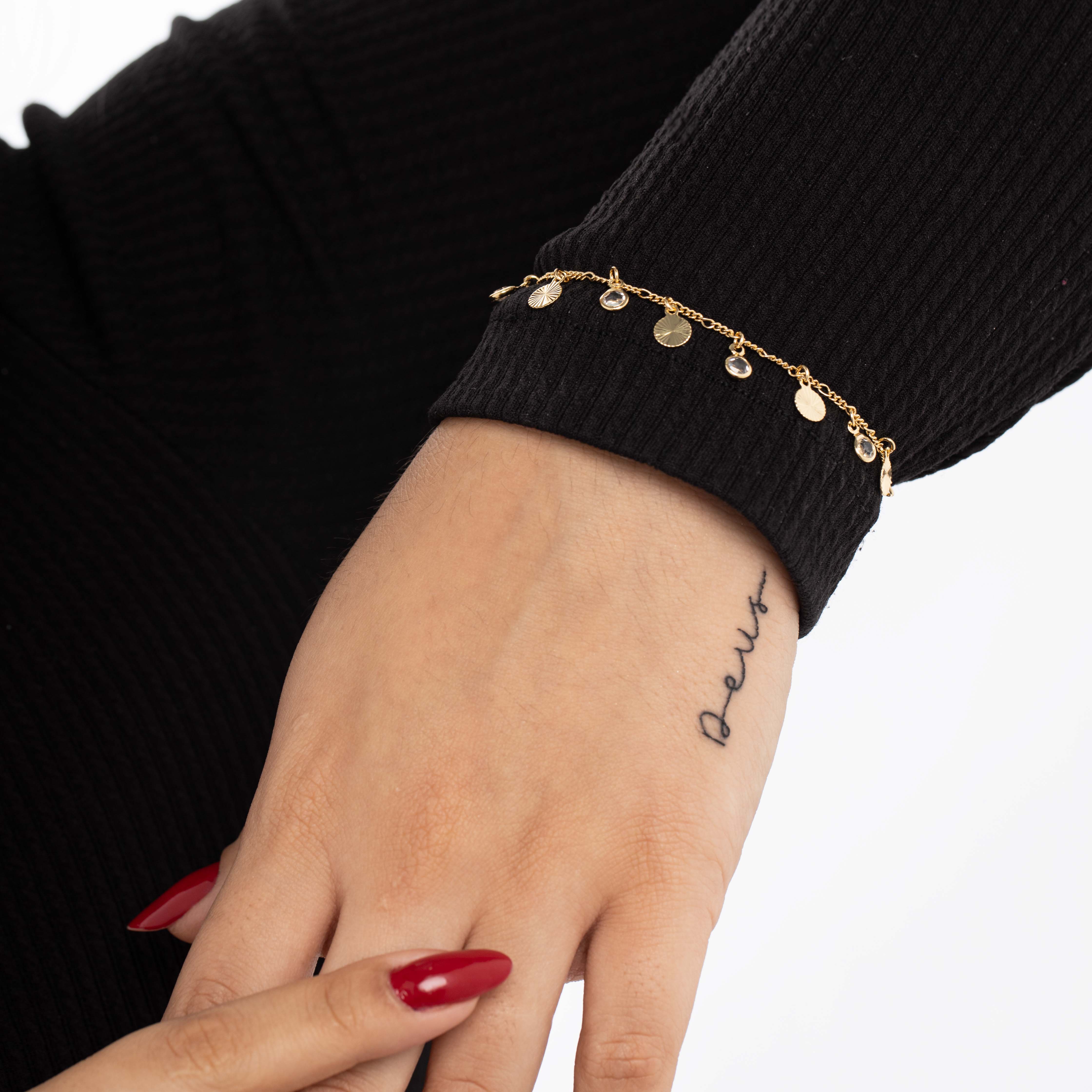 PULSEIRA COM PENDURICALHO MEDALHA REDONDA E PONTO DE LUZ ACRILICO CRISTAL COM EXTENSOR - BANHADO A OURO 18K