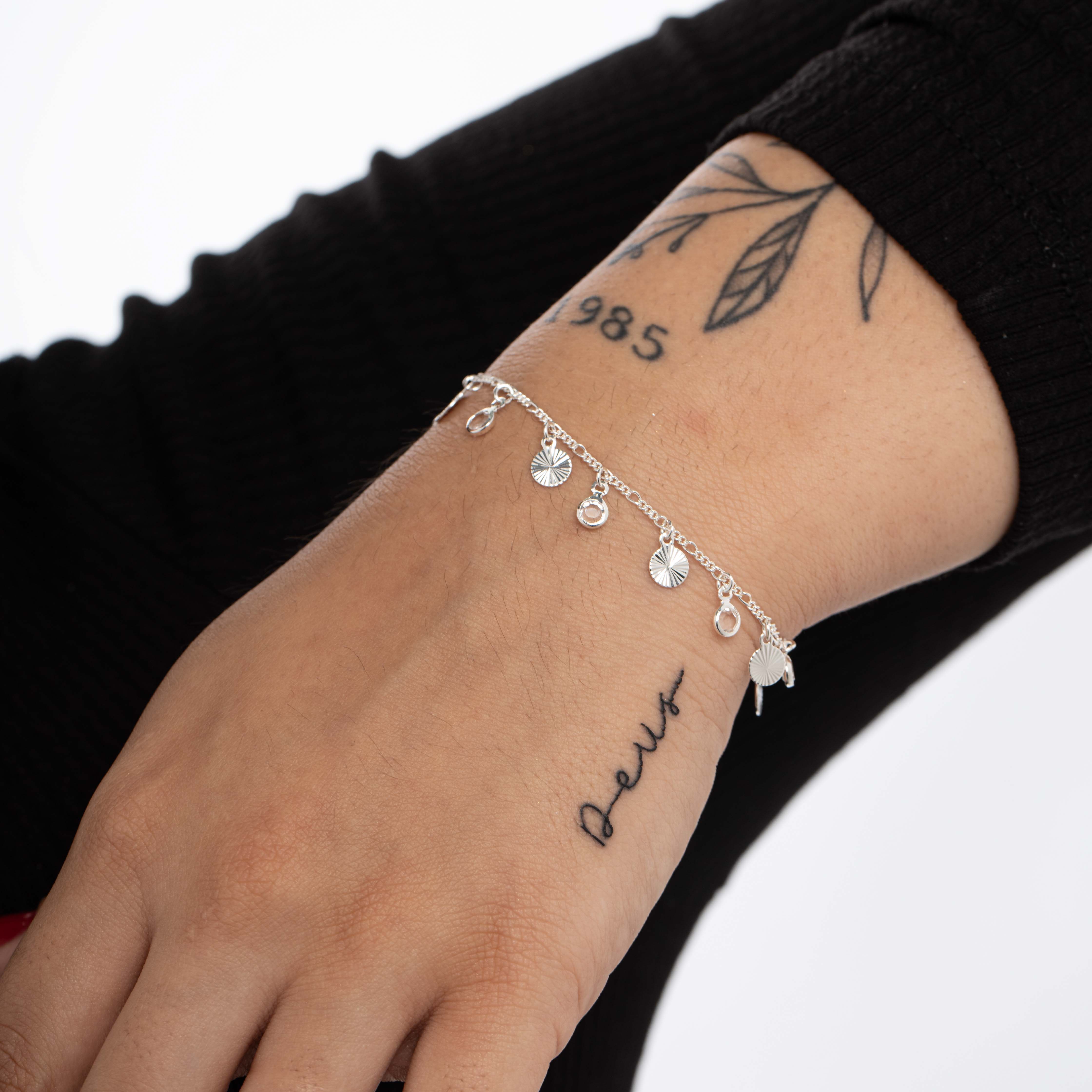 PULSEIRA COM PENDURICALHO MEDALHA REDONDA E PONTO DE LUZ ACRILICO CRISTAL COM EXTENSOR - BANHADO A PRATA 925