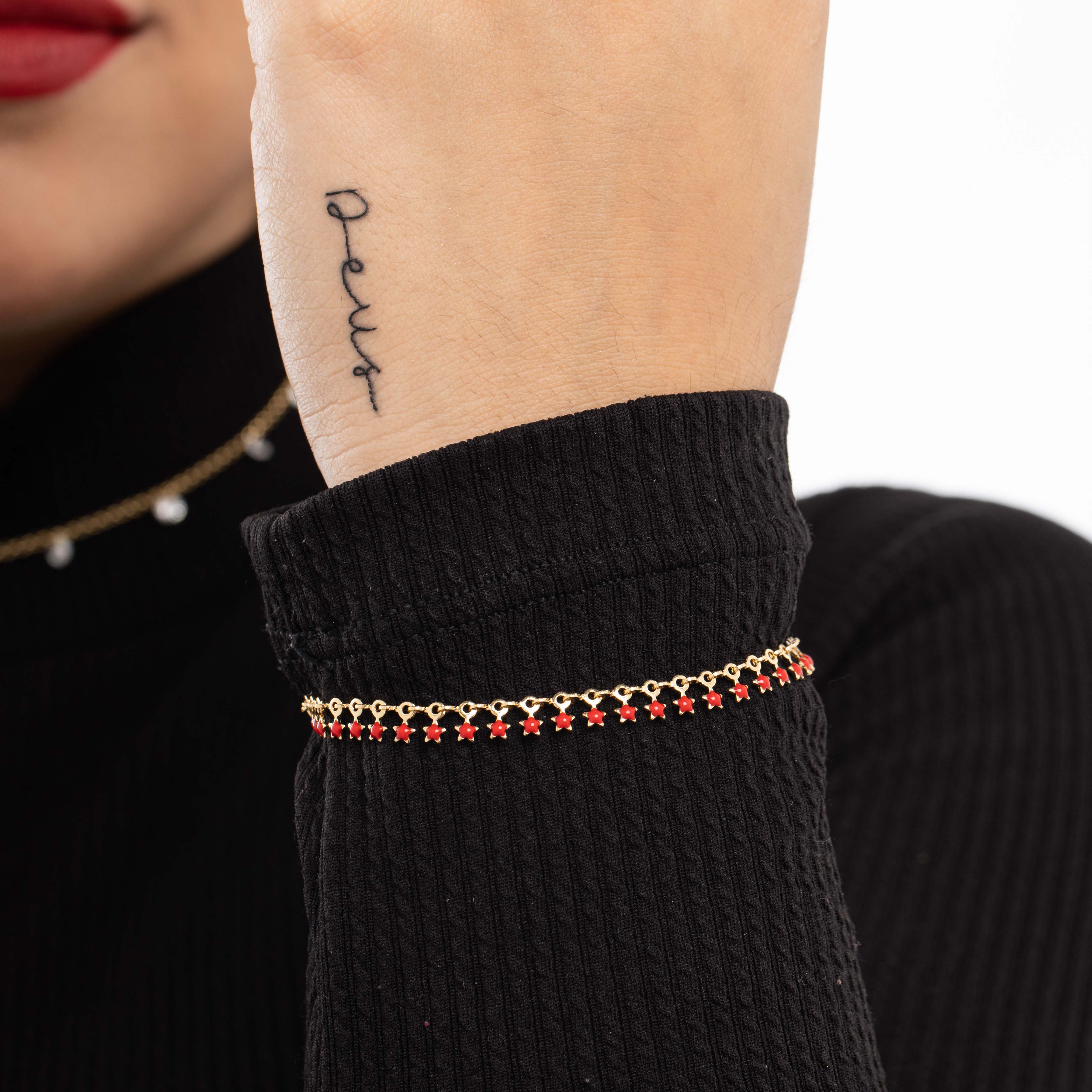PULSEIRA COM SEQUENCIA DE ESTRELA COM APLICAÇÃO DE RESINA VERMELHA E EXTENSOR - BANHADO A OURO 18K