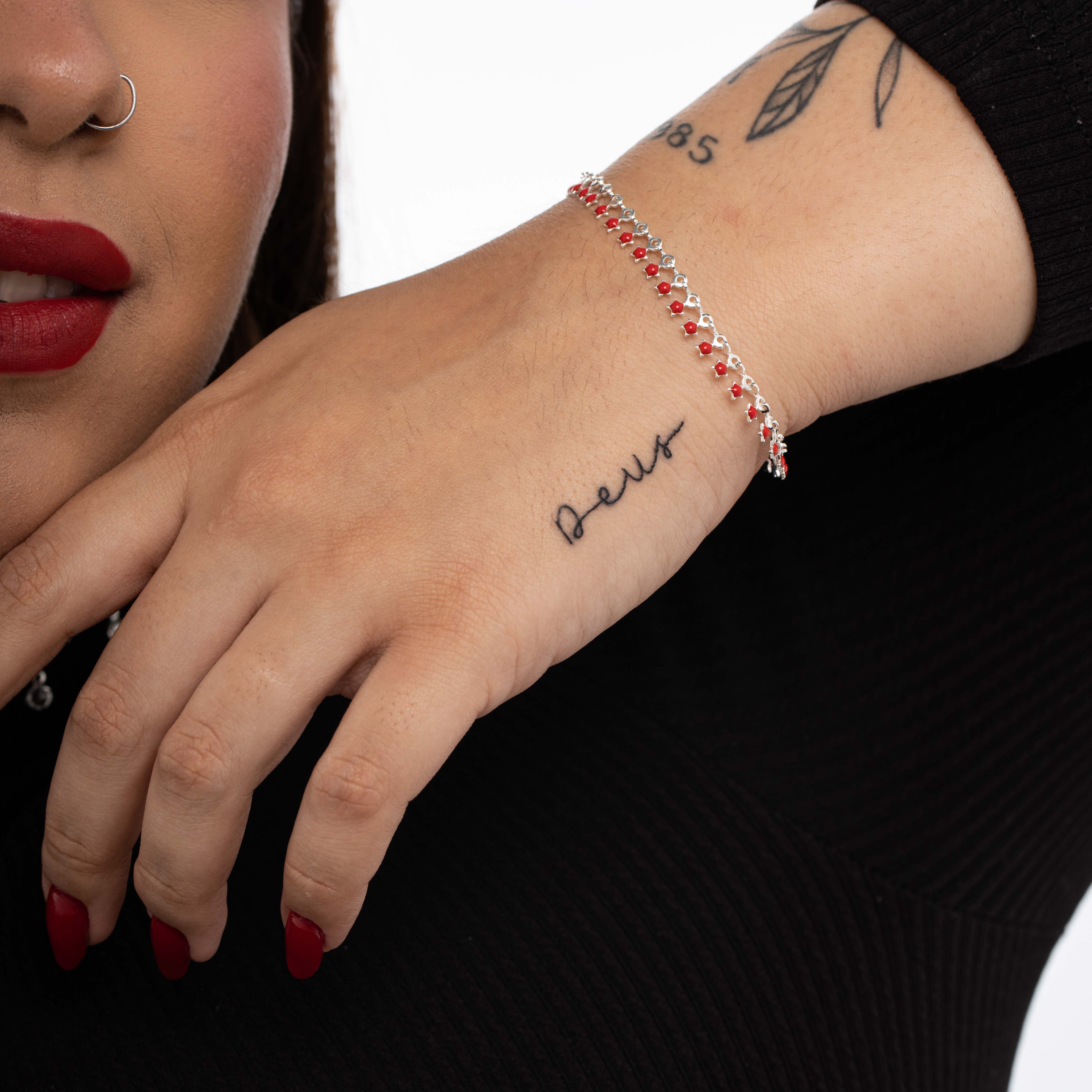 PULSEIRA COM SEQUENCIA DE ESTRELA COM APLICAÇÃO DE RESINA VERMELHA E EXTENSOR - BANHADO A PRATA 925