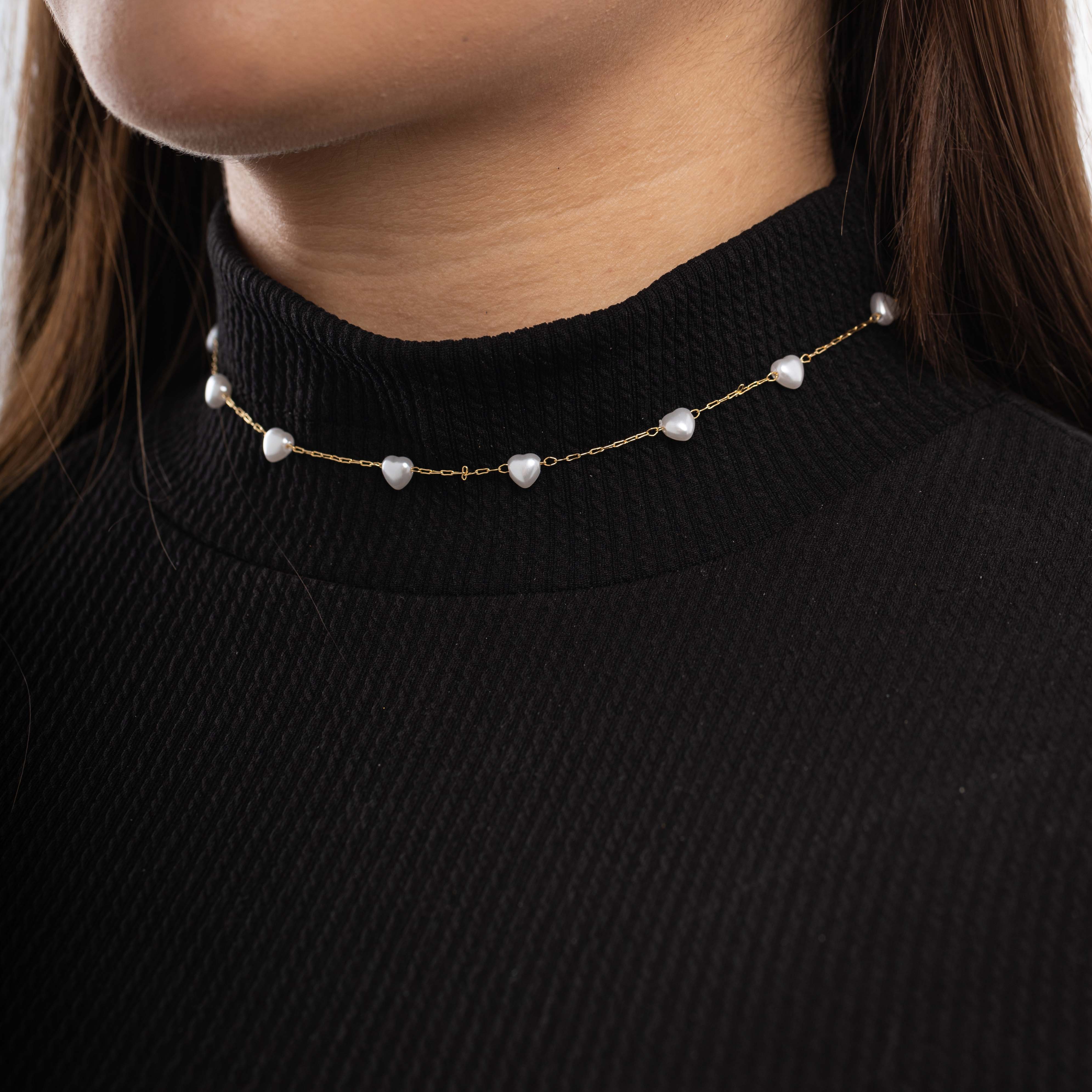 CHOKER CORRENTE CARTHIR FINO COM SEQUENCIA DE PÉROLAS CORAÇÃO - BANHADO A OURO 18K