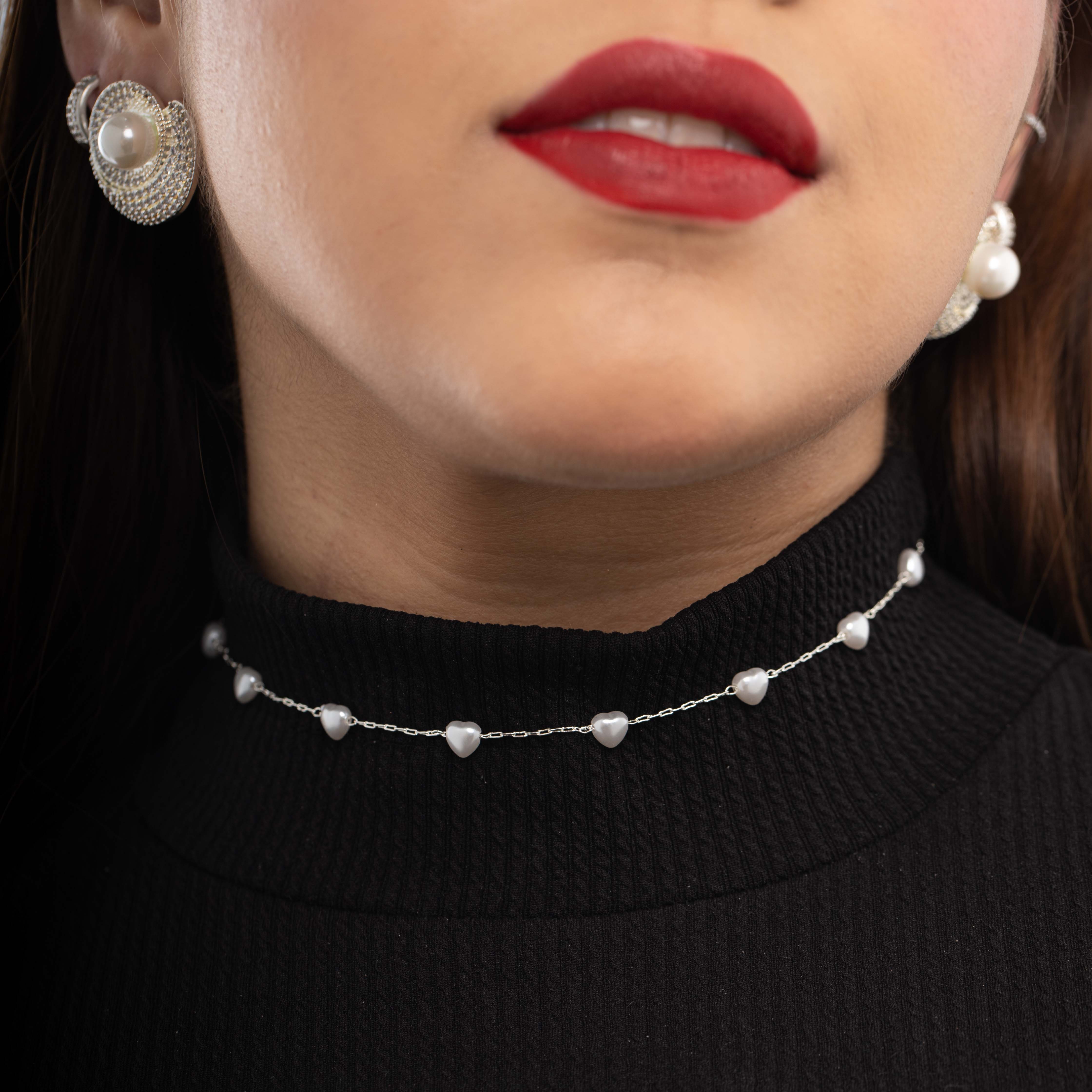 CHOKER CORRENTE CARTHIR FINO COM SEQUENCIA DE PÉROLAS CORAÇÃO - BANHADO A PRATA 925