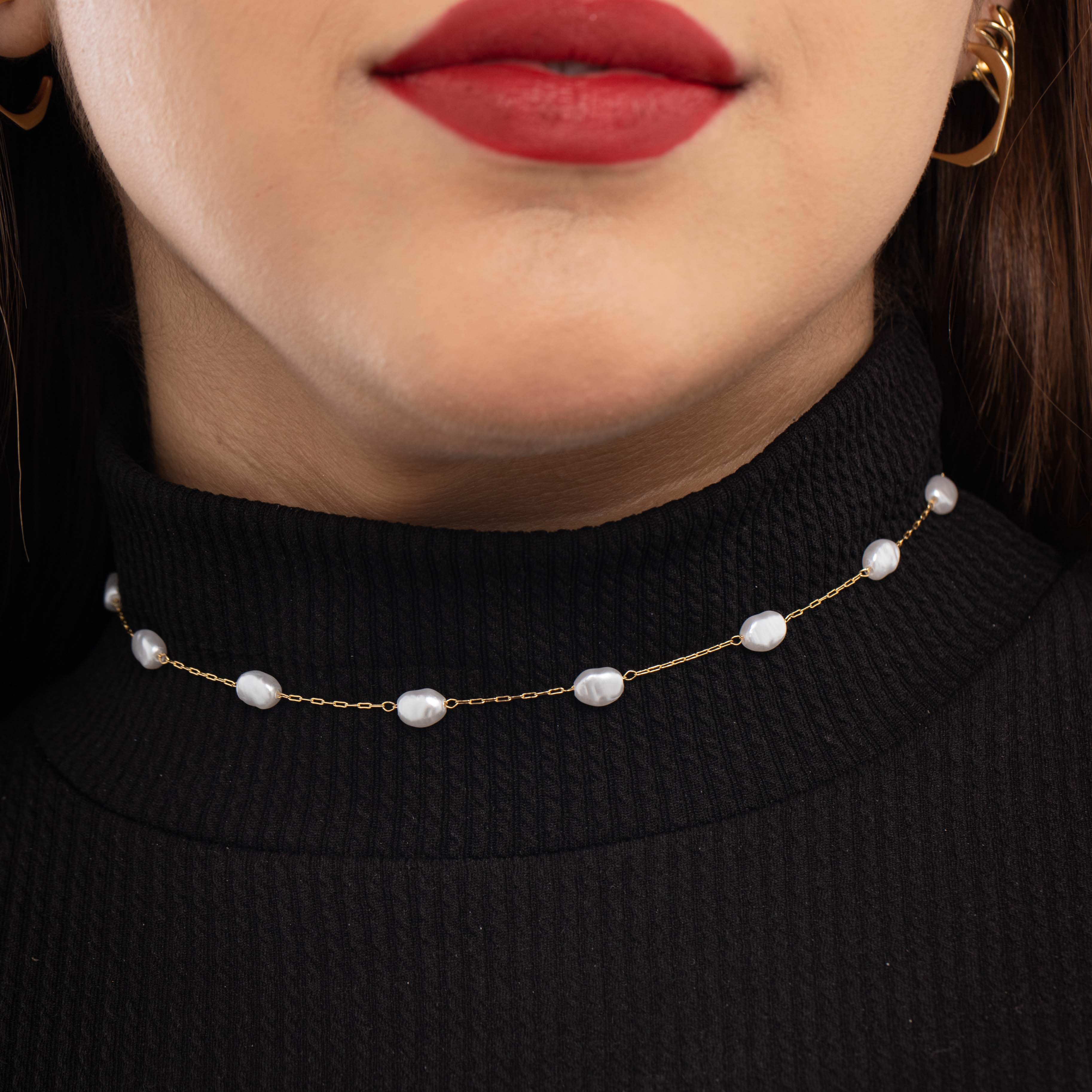CHOKER CORRENTE CARTHIR FINO COM SEQUENCIA DE PÉROLAS DE AGUA DOCE - BANHADO A OURO 18K