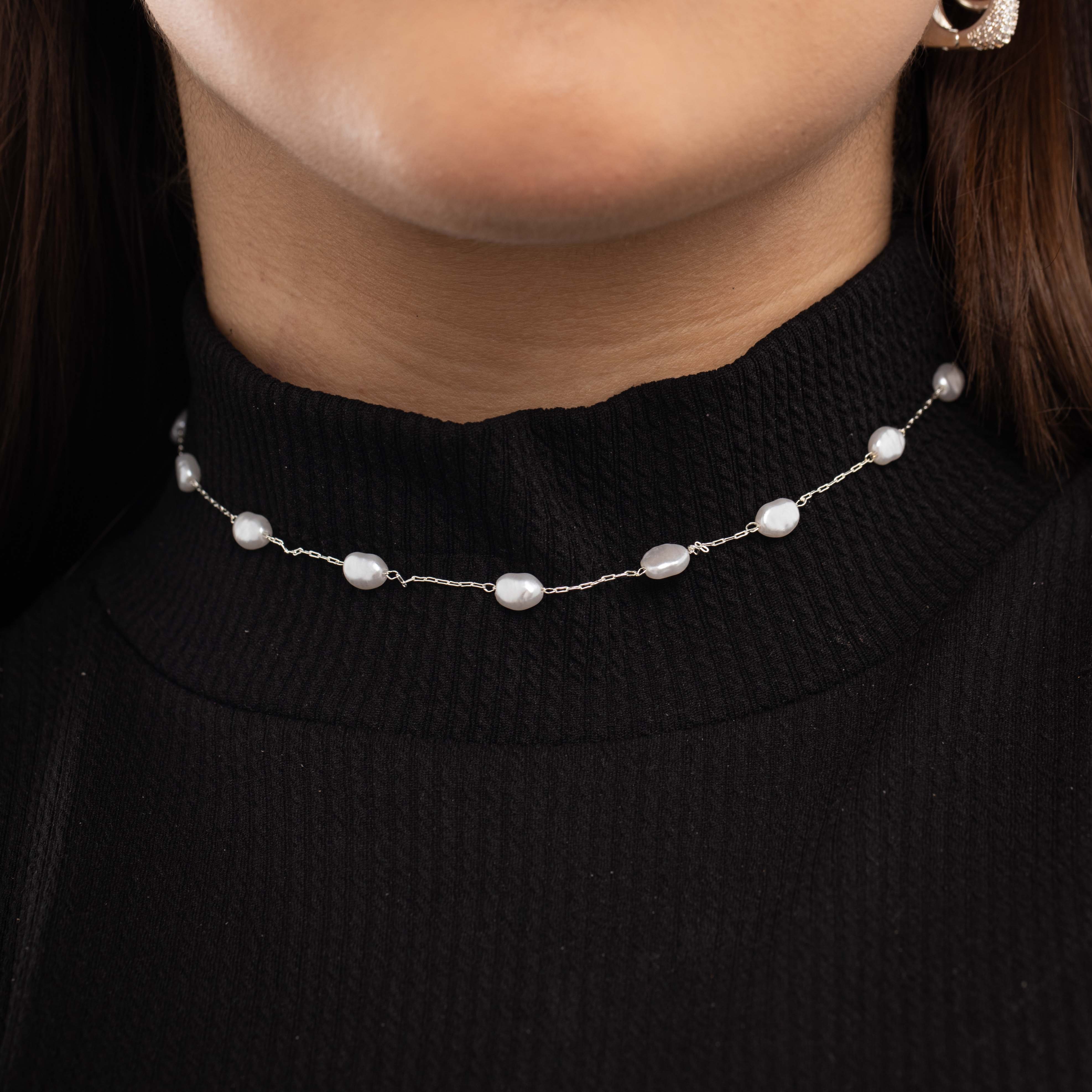 CHOKER CORRENTE CARTHIR FINO COM SEQUENCIA DE PÉROLAS DE AGUA DOCE - BANHADO A PRATA 925