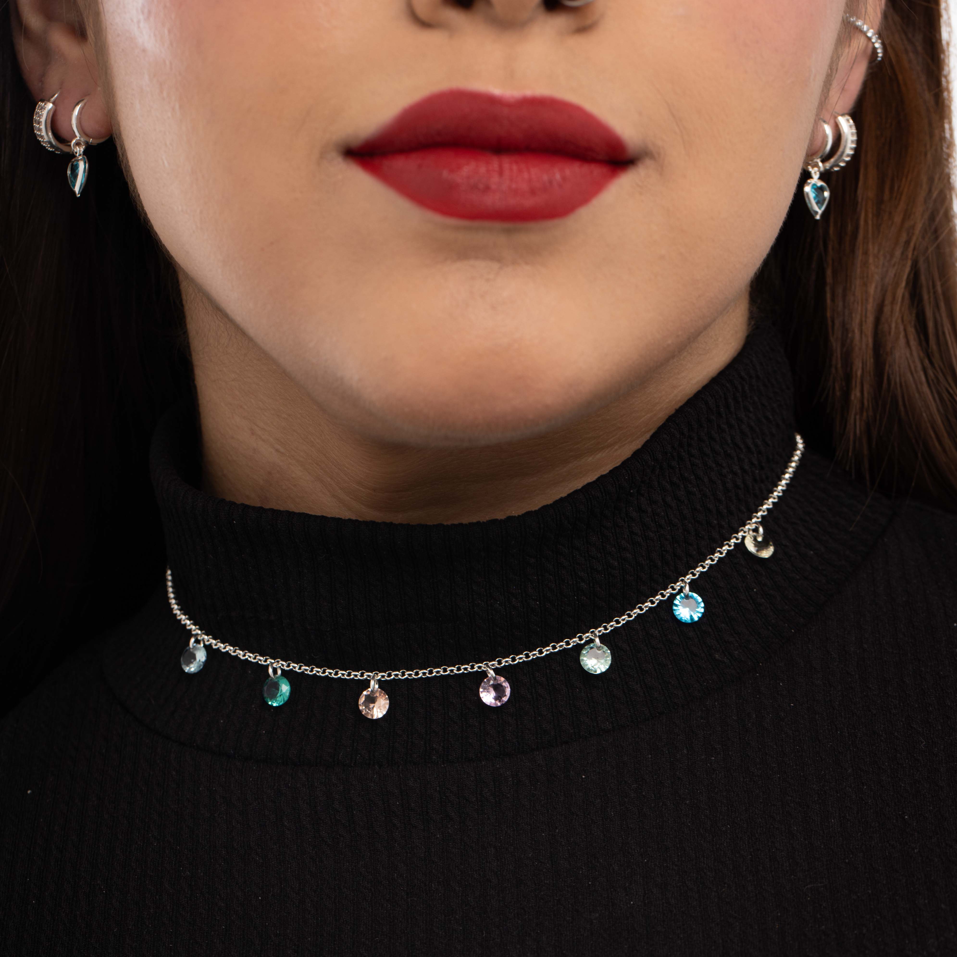 CHOKER CORRENTE ELO PORTUGUES FINO  COM PONTO DE LUZ ZIRCONIA COLORIDA E EXTENSOR   - BANHADO A PRATA 925