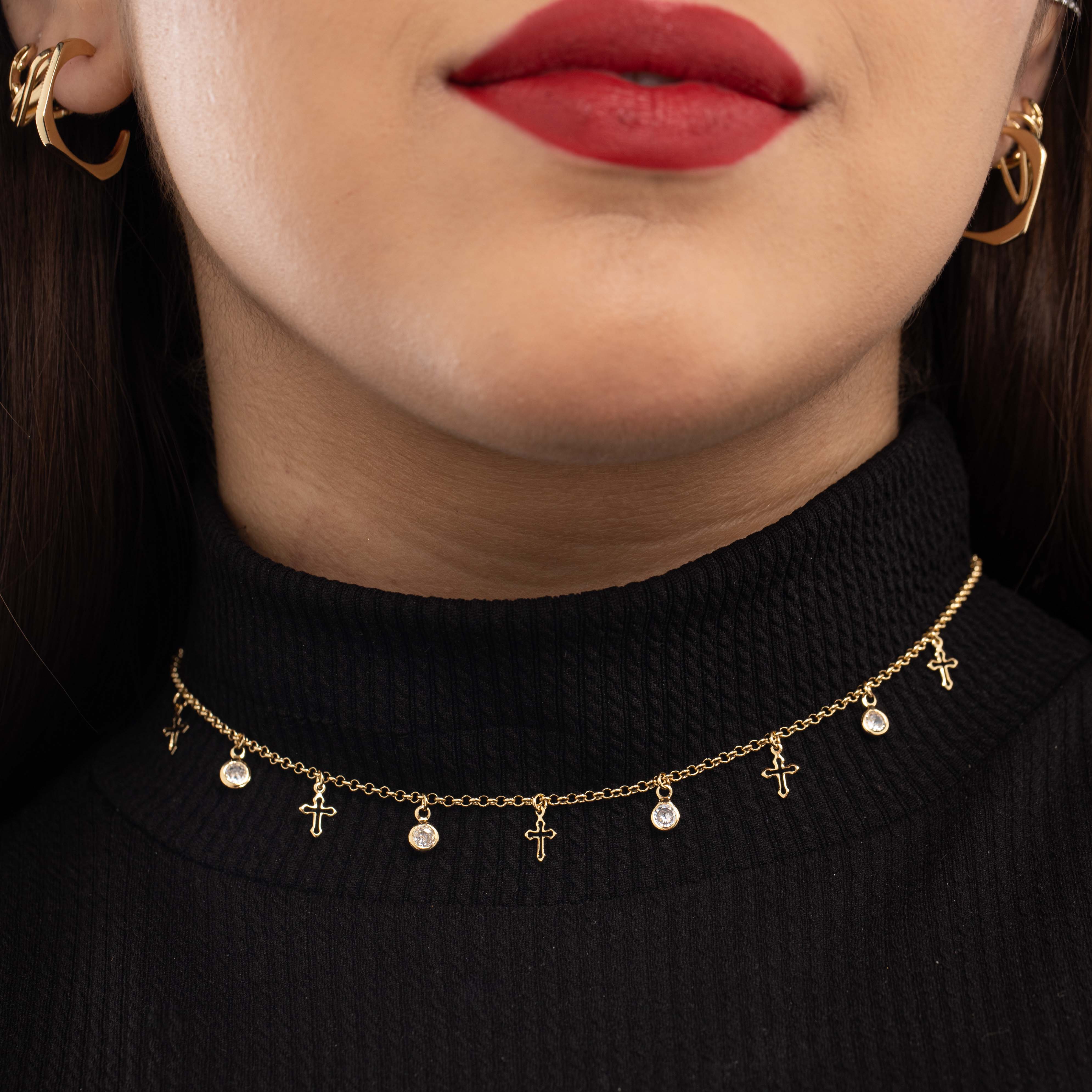 CHOKER CORRENTE ELO PORTUGUES FINO COM PONTO DE LUZ CRISTAL  CRUZ VAZADA COM EXTENSOR   - BANHADO A OURO 18K