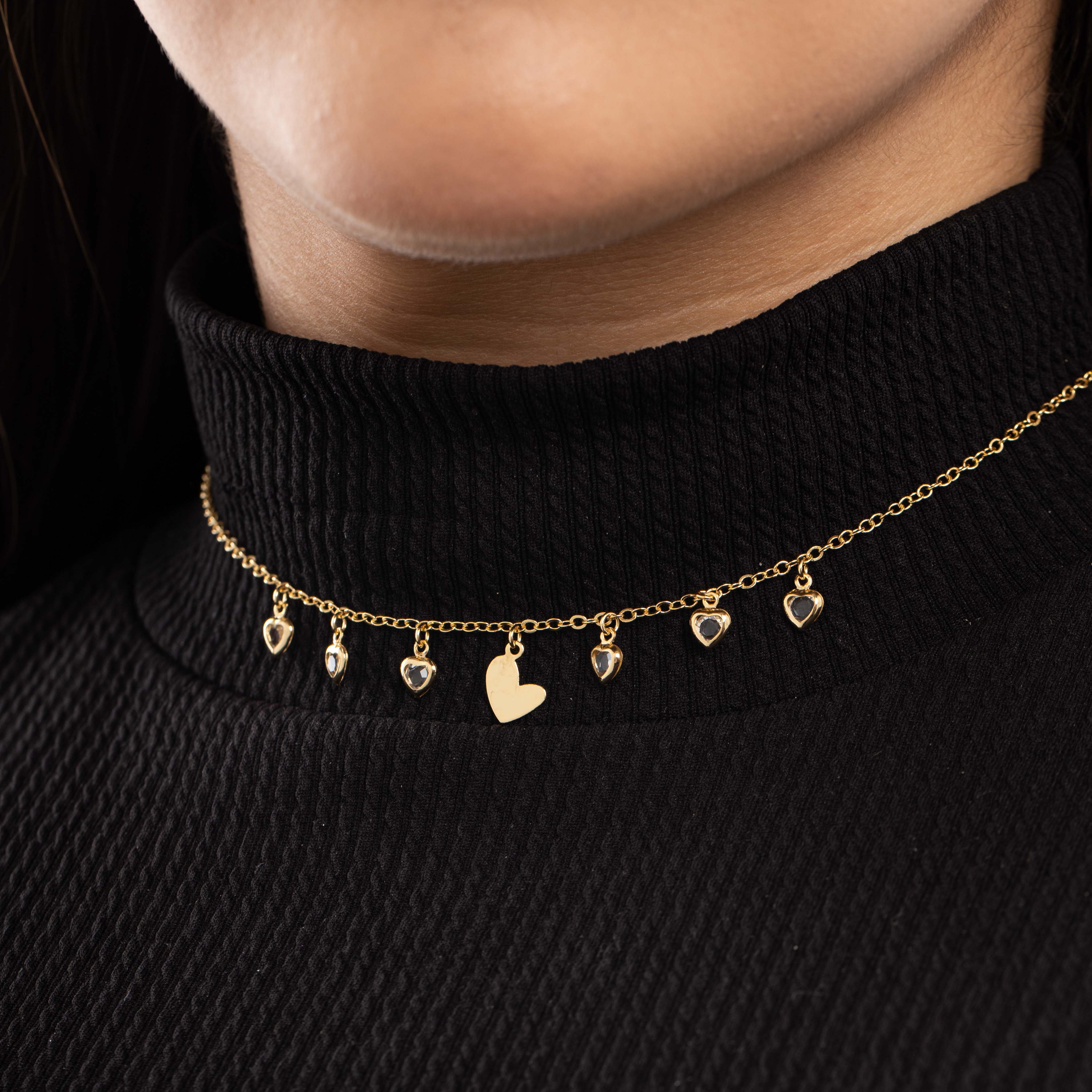 CHOKER CORRENTE ELO PORTUGUES FINO COM PONTO DE LUZ CORAÇÃO CRISTAL E CORAÇÃO CHEIO VAZADA COM EXTENSOR   - BANHADO A OURO 18K