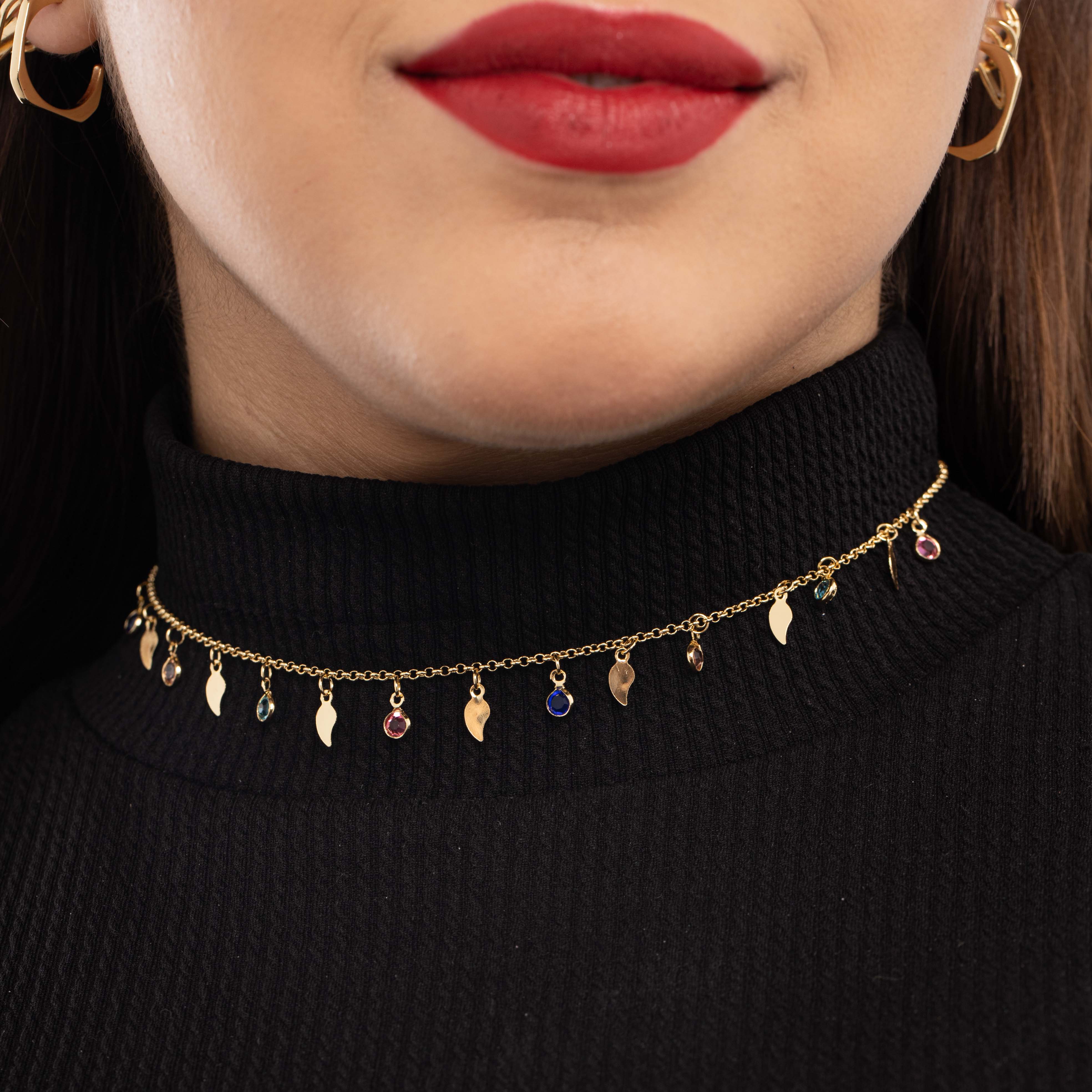 CHOKER CORRENTE ELO PORTUGUES FINO COM PONTO DE LUZ COLORIDO E FOLHA LISA COM EXTENSOR   - BANHADO A OURO 18K