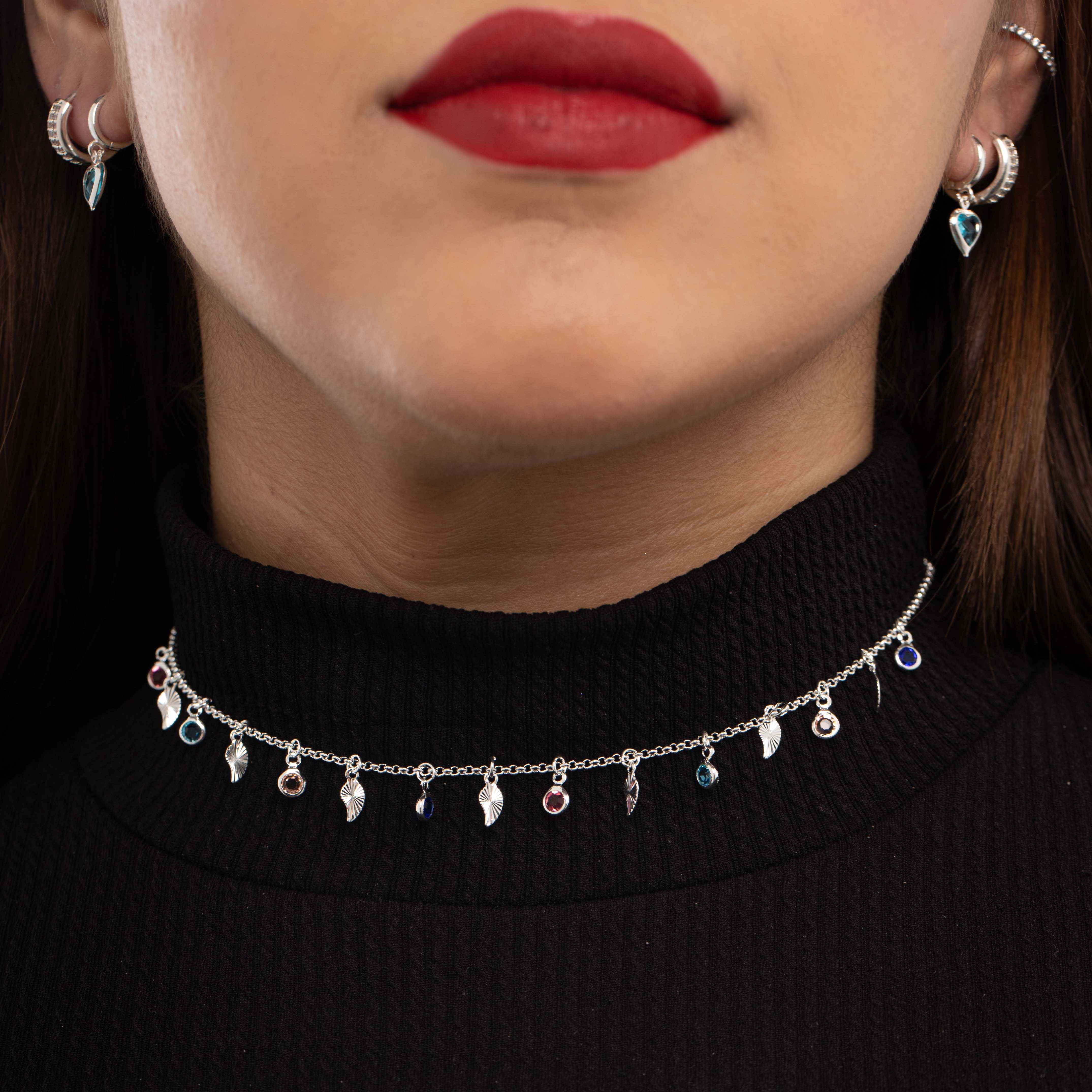 CHOKER CORRENTE ELO PORTUGUES FINO COM PONTO DE LUZ COLORIDO E FOLHA LISA COM EXTENSOR   - BANHADO A PRATA 925