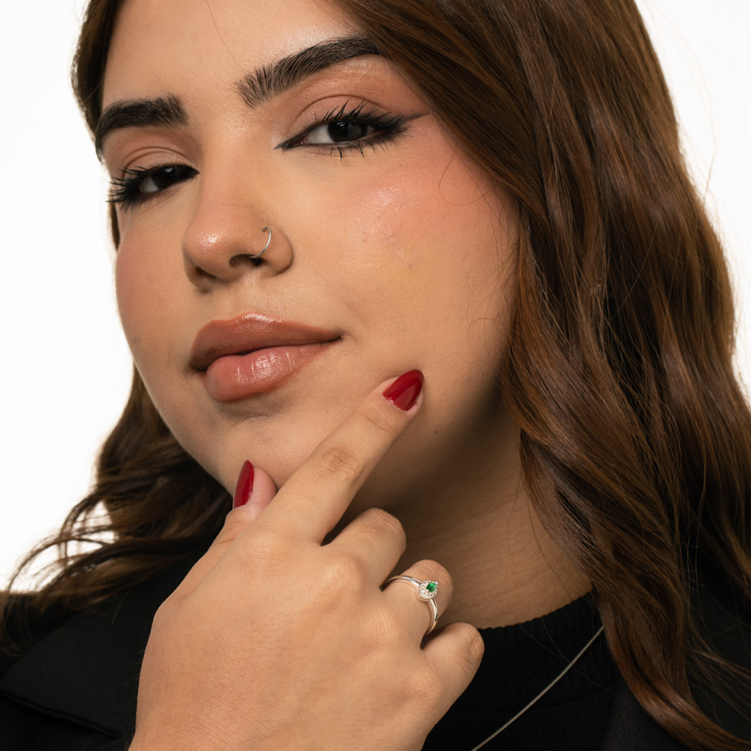 ANEL SOLITARIO FORMA GEOMETRICAS COM ZIRCÔNIA CENTRAL VERDE E LATERAL CRISTAL Nº16- BANHADO A PRATA 925