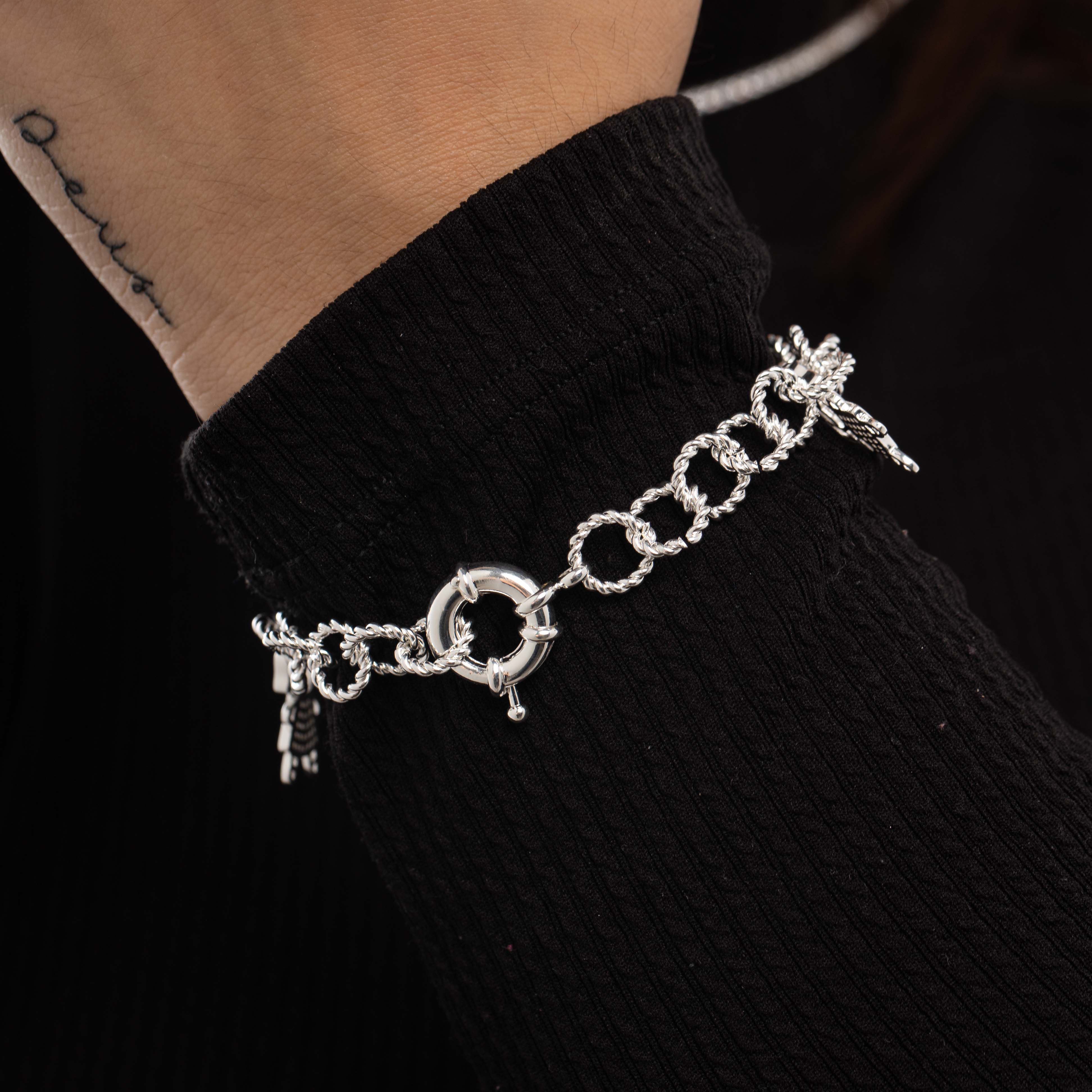 PULSEIRA ELO REDONDO TRABALHADO COM 2 MENINA CRAVEJADA ZIRCÔNIA CRISTAL- BANHADO A PRATA 925