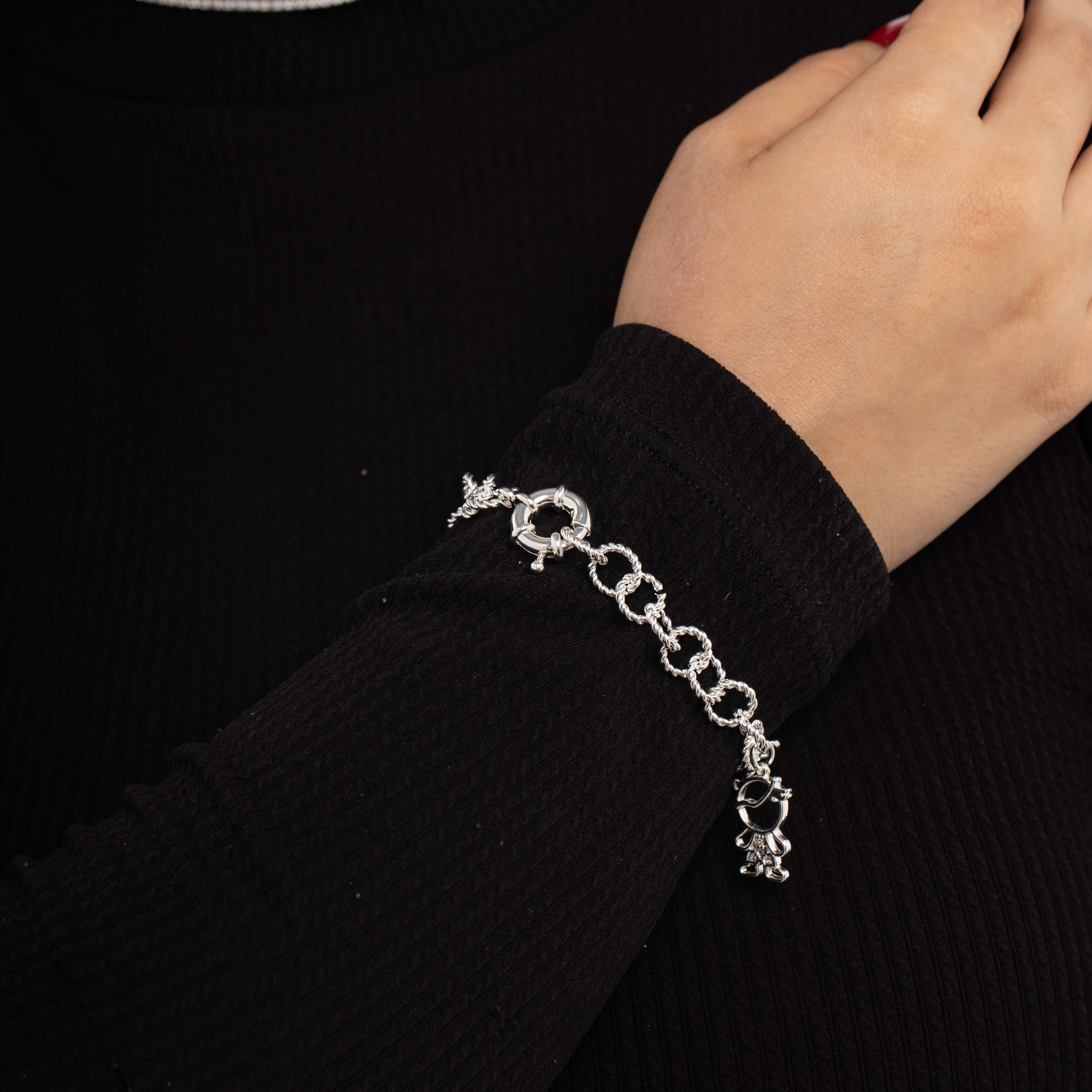 PULSEIRA ELO REDONDO TRABALHADO COM CASAL CRAVEJADA ZIRCÔNIA CRISTAL- BANHADO A PRATA 925