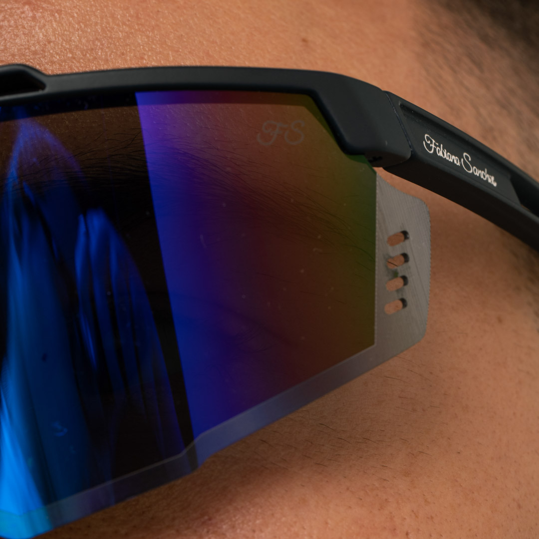 ÓCULOS DE SOL ESPORTIVO COM LENTE ESPELHADA AZUL ARMAÇÃO AZUL ESCURO E BIC EMBORRACHADO  COM PROTEÇÃO UV 400 - MARCA PROPRIA