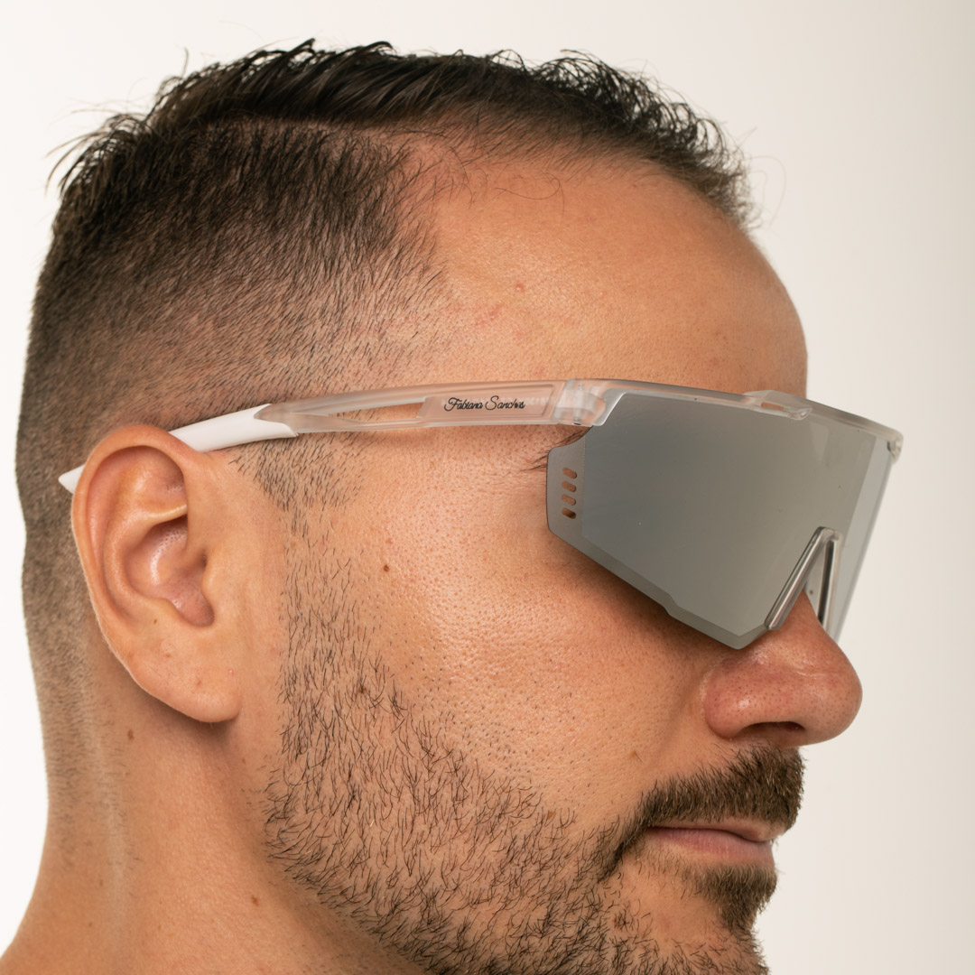 ÓCULOS DE SOL ESPORTIVO COM LENTE ESPELHADA CINZA ARMAÇÃO BRANCO E TRASPARENTE  EMBORRACHADO  COM PROTEÇÃO UV 400 - MARCA PROPRIA