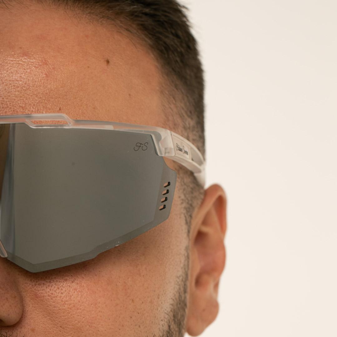 ÓCULOS DE SOL ESPORTIVO COM LENTE ESPELHADA CINZA ARMAÇÃO BRANCO E TRASPARENTE  EMBORRACHADO  COM PROTEÇÃO UV 400 - MARCA PROPRIA