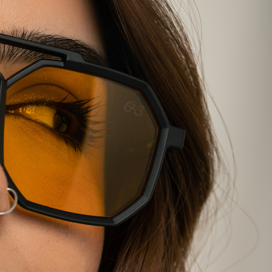 ÓCULOS DE SOL FORMA GEOMÉTRICA COM LENTE AMARELA TRASPARENTE ARMAÇÃO PRETA COM PROTEÇÃO UV 400 - MARCA PROPRIA