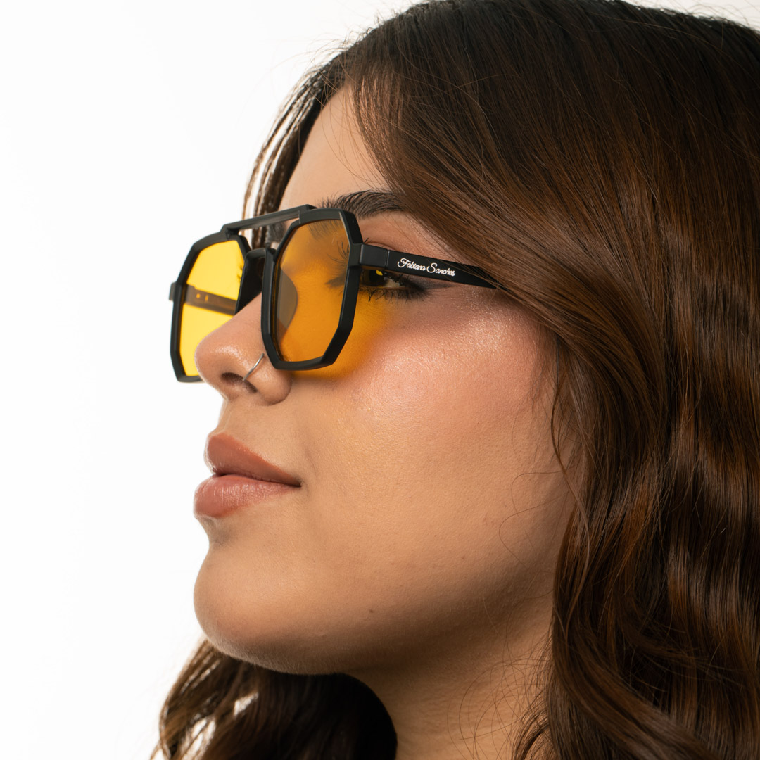 ÓCULOS DE SOL FORMA GEOMÉTRICA COM LENTE AMARELA TRASPARENTE ARMAÇÃO PRETA COM PROTEÇÃO UV 400 - MARCA PROPRIA