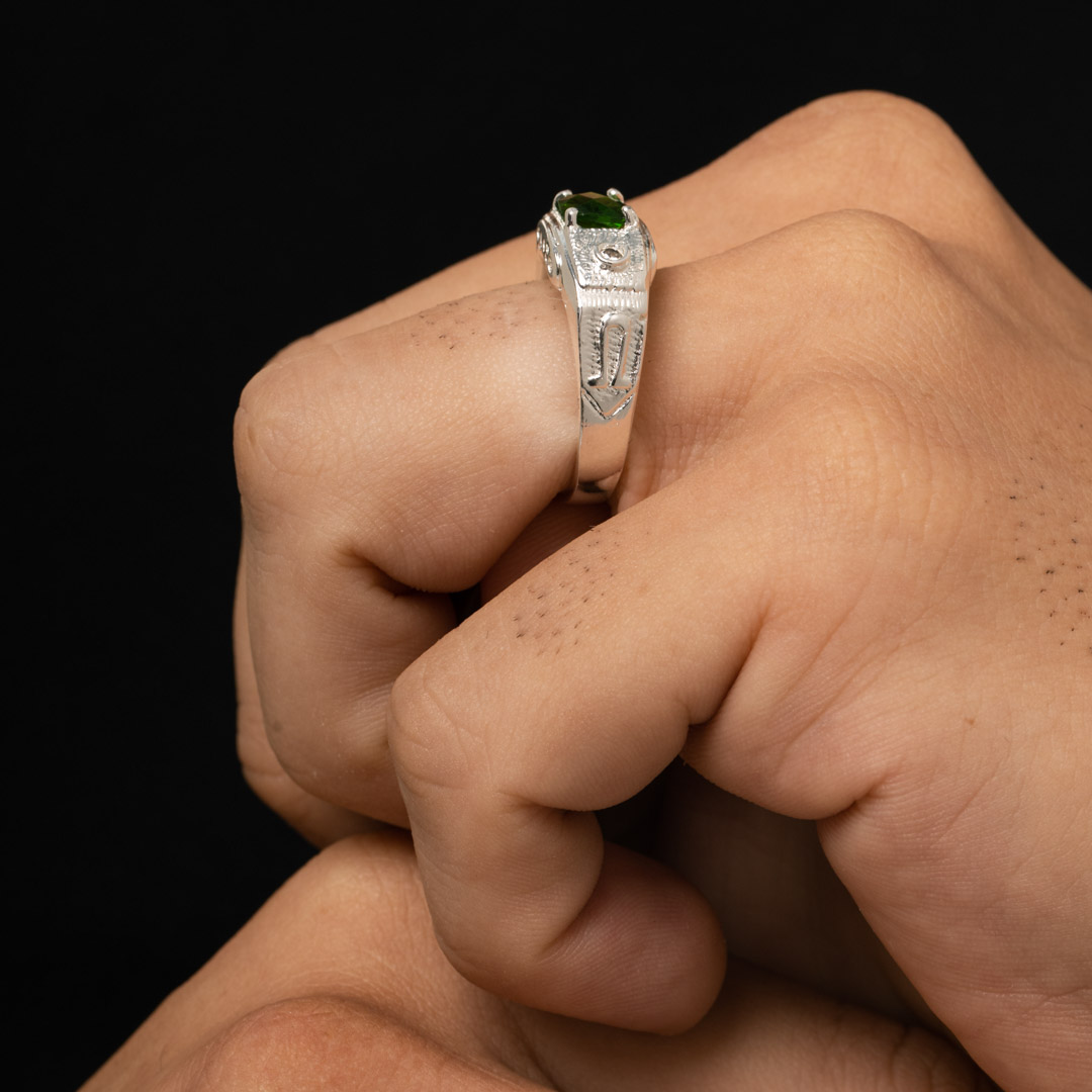 ANEL MASCULINO GRANDE COM PEDRA QUADRADA VERDE E ZIRCÔNIA CRISTAL Nº26 - BANHADO A PRATA 925