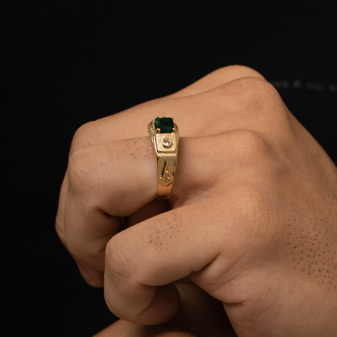 ANEL MASCULINO GRANDE COM PEDRA QUADRADA VERDE E ZIRCÔNIA CRISTAL Nº22 - BANHADO A OURO 18K