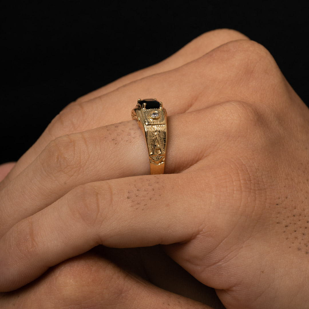 ANEL MASCULINO GRANDE COM PEDRA QUADRADA VERDE E ZIRCÔNIA CRISTAL Nº24 - BANHADO A OURO 18K