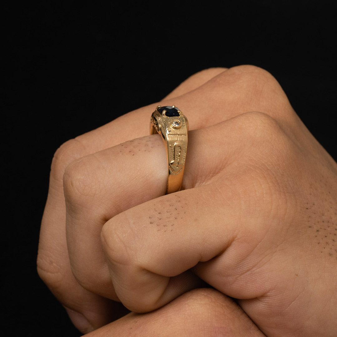 ANEL MASCULINO GRANDE COM PEDRA QUADRADA AZUL E ZIRCÔNIA CRISTAL Nº26  - BANHADO A OURO 18K