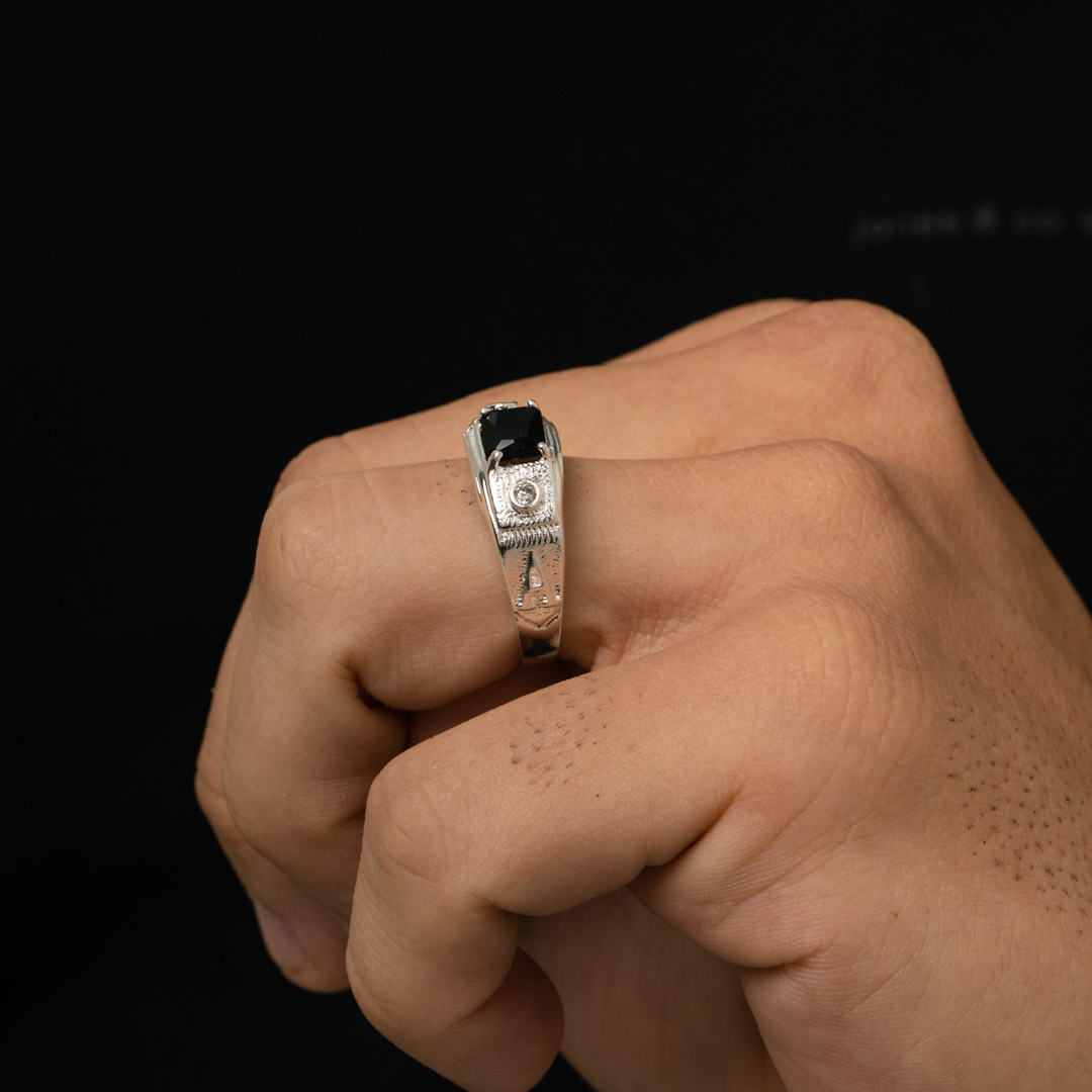 ANEL MASCULINO GRANDE COM PEDRA QUADRADA PRETA E ZIRCÔNIA CRISTAL Nº21 - BANHADO A PRATA 925