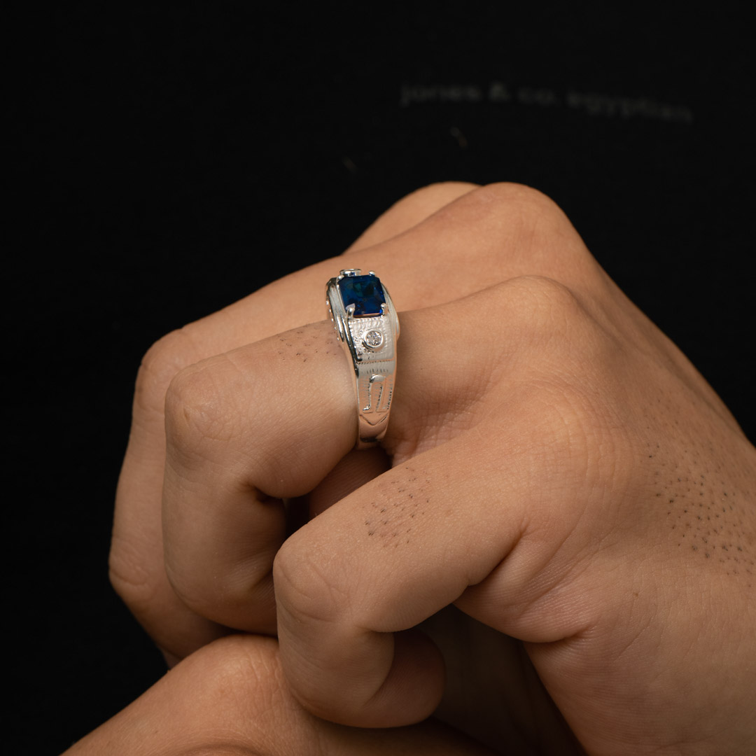 ANEL MASCULINO GRANDE COM PEDRA QUADRADA AZUL E ZIRCÔNIA CRISTAL Nº25 - BANHADO A PRATA 925