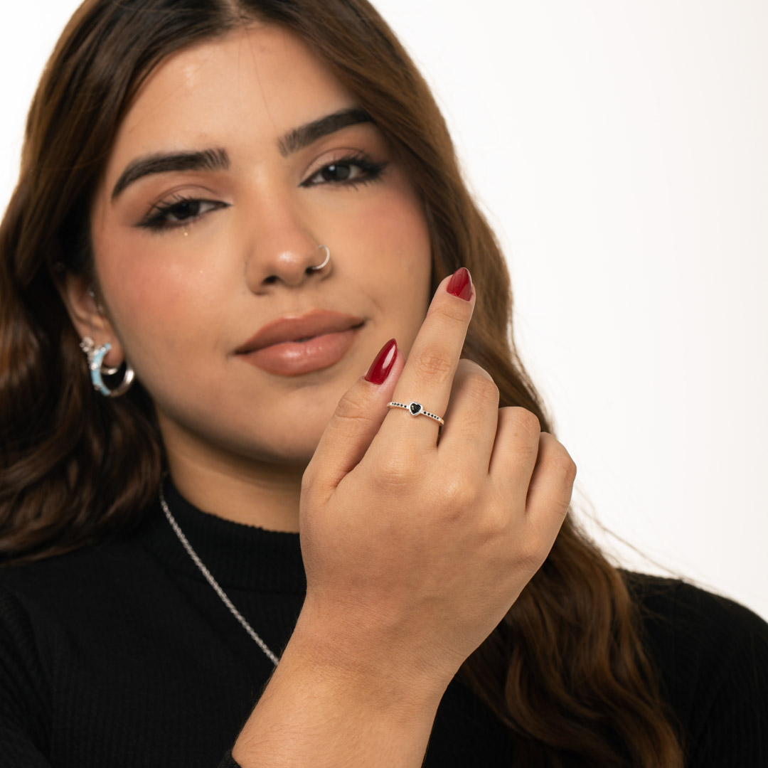 ANEL ARO LISO COM CORAÇÃO CENTRAL E LATERAL EM MICRO ZIRCÔNIA PRETA Nº19- BANHADO A PRATA 925