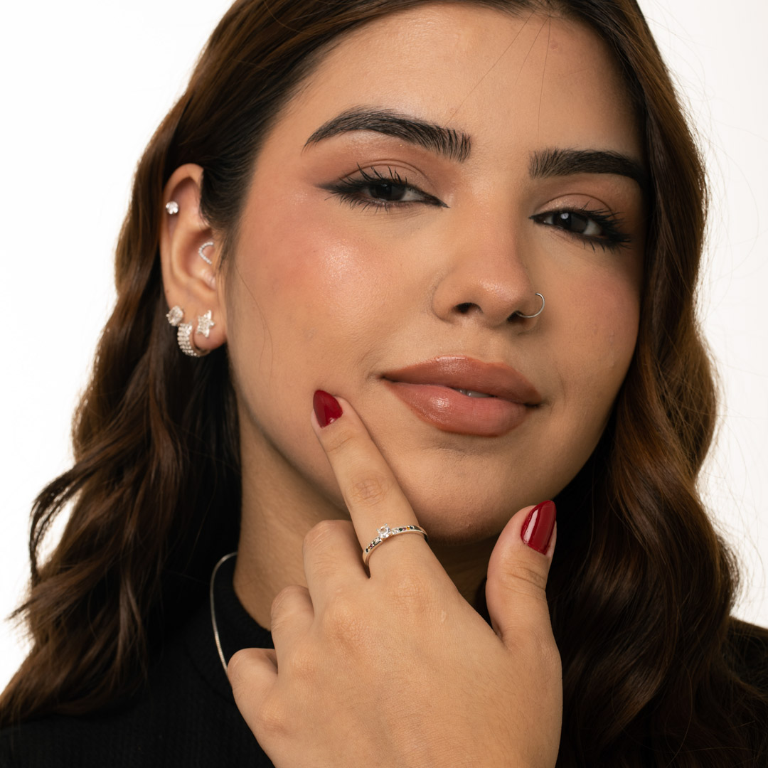 ANEL SOLITÁRIO ARO CRAVEJADO EM MICRO ZIRCÔNIA COLORIDA E PEDRA CENTRAL CRISTAL QUADRADO Nº21 - BANHADO A PRATA 925