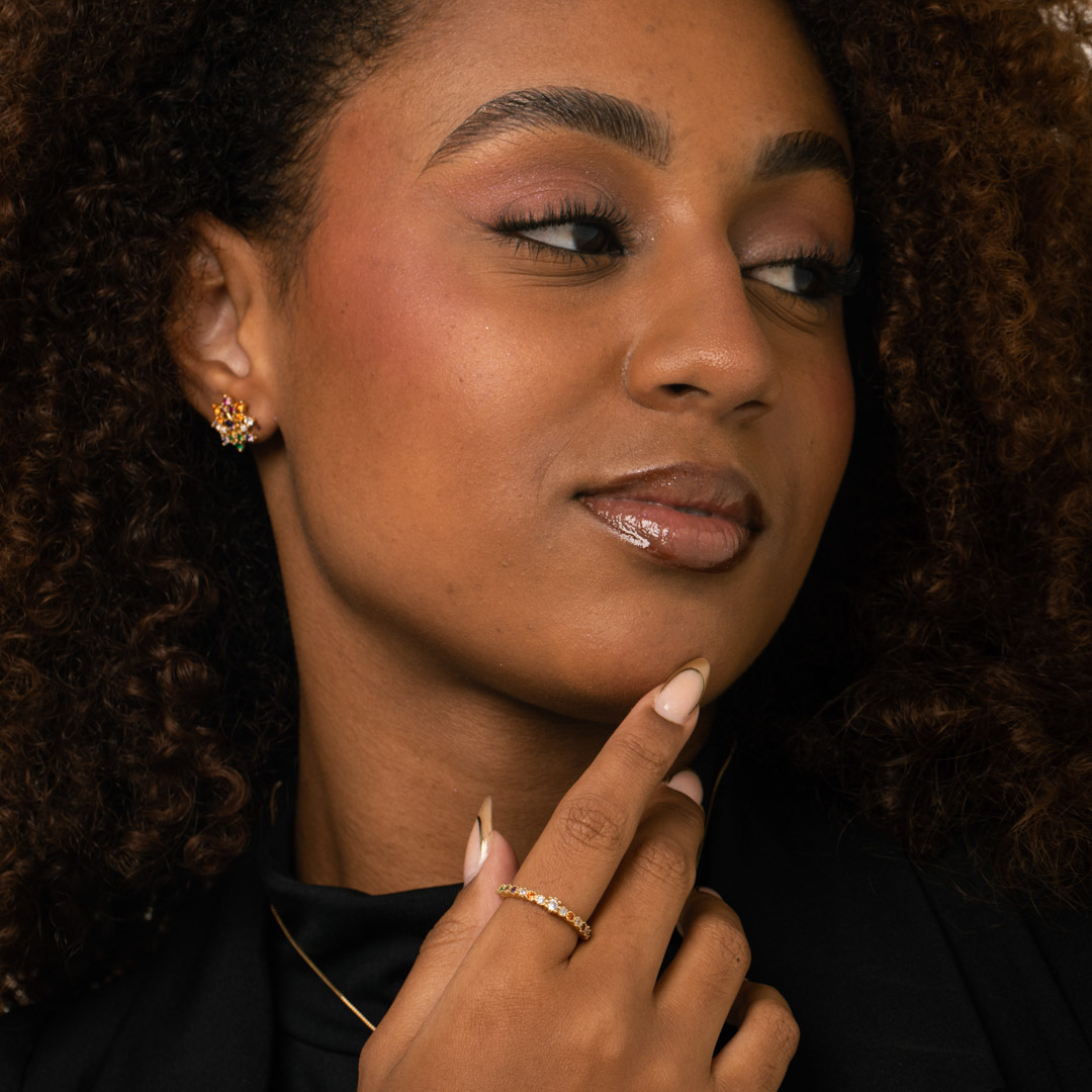 ANEL SOLITÁRIO ARO CRAVEJADO EM MICRO ZIRCÔNIA COLORIDA E PEDRA CENTRAL CRISTAL QUADRADO Nº21- BANHADO A OURO 18K