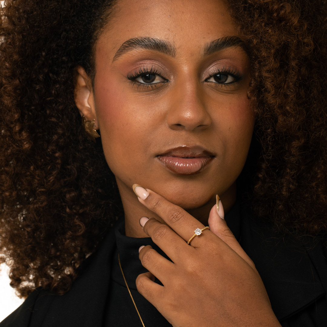 ANEL SOLITÁRIO ARO CRAVEJADO EM MICRO ZIRCÔNIA CRISTAL E PEDRA CENTRAL CRISTAL QUADRADO Nº25- BANHADO A OURO 18K