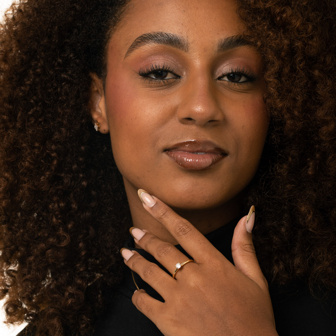 ANEL SOLITÁRIO ARO LISO COM  PEDRA CENTRAL CRISTAL REDONDA 4 GARRAS Nº18- BANHADO A OURO 18K