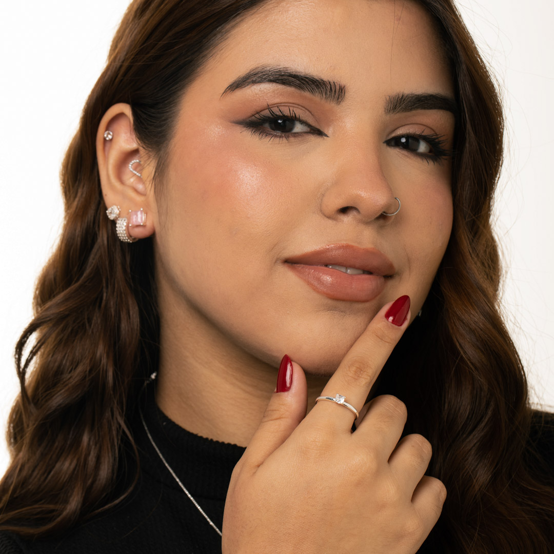 ANEL SOLITÁRIO ARO LISO COM  PEDRA CENTRAL CRISTAL REDONDA 4 GARRAS Nº20- BANHADO A PRATA 925