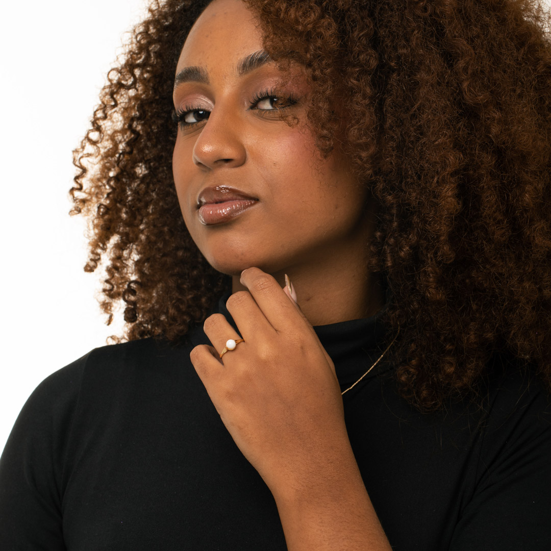 ANEL SOLITÁRIO ARO LISO COM PÉROLA CENTRAL REDONDA Nº26- BANHADO A OURO 18K