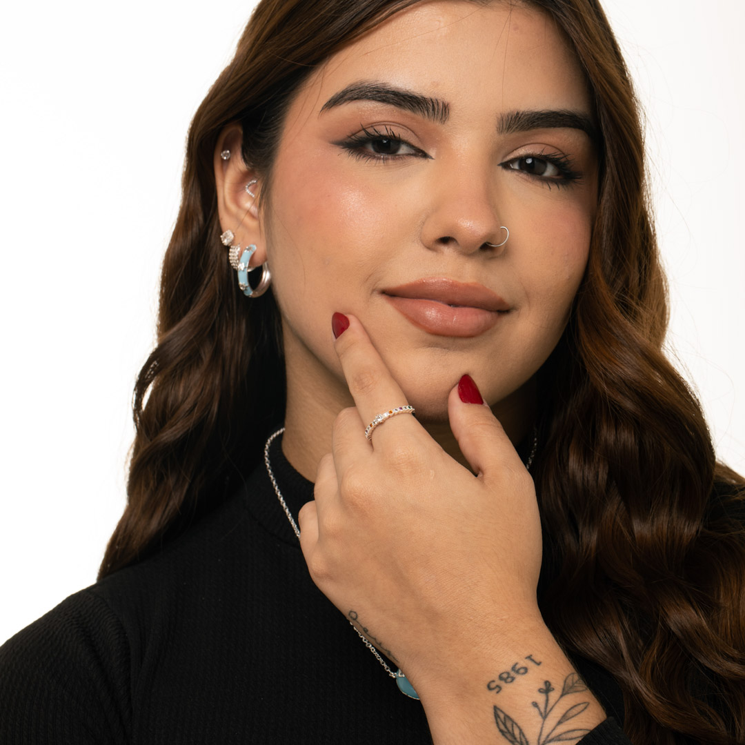 ANEL SOLITÁRIO ARO COM MICRO ZIRCÔNIA COLORIDA PONTILHADA COM PEDRA CENTRAL REDONDA TIPO FLOR Nº21- BANHADO A PRATA 925