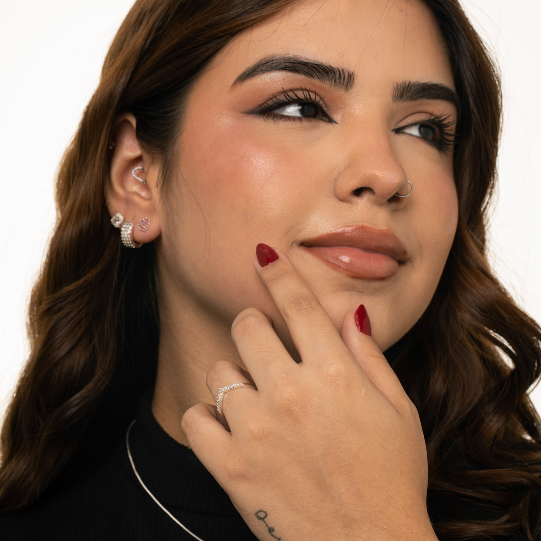 ANEL ARO EM V CRAVEJADO COM MICRO ZIRCÔNIA CRISTAL Nº17- BANHADO A PRATA 925