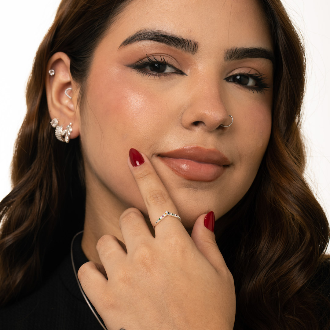 ANEL ARO EM V CRAVEJADO COM MICRO ZIRCÔNIA COLORIDA Nº18- BANHADO A PRATA 925