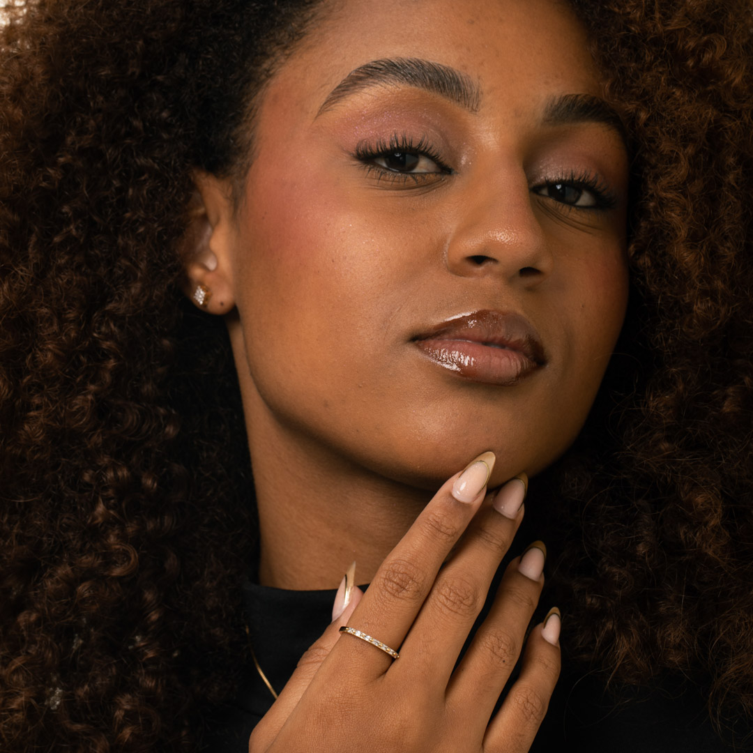 ANEL ARO LISO COM BOLINHAS E NAVETE CRISTAL Nº24- BANHADO A OURO 18K