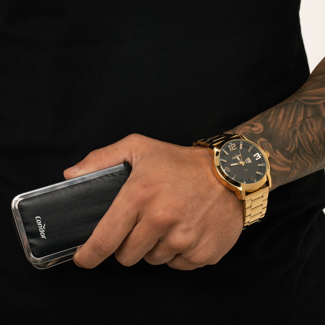 RELÓGIO CONDOR MASCULINO DOURADO REDONDO COM FUNDO PRETO E PULSEIRA EM AÇO COM BRINDE - COR OURO