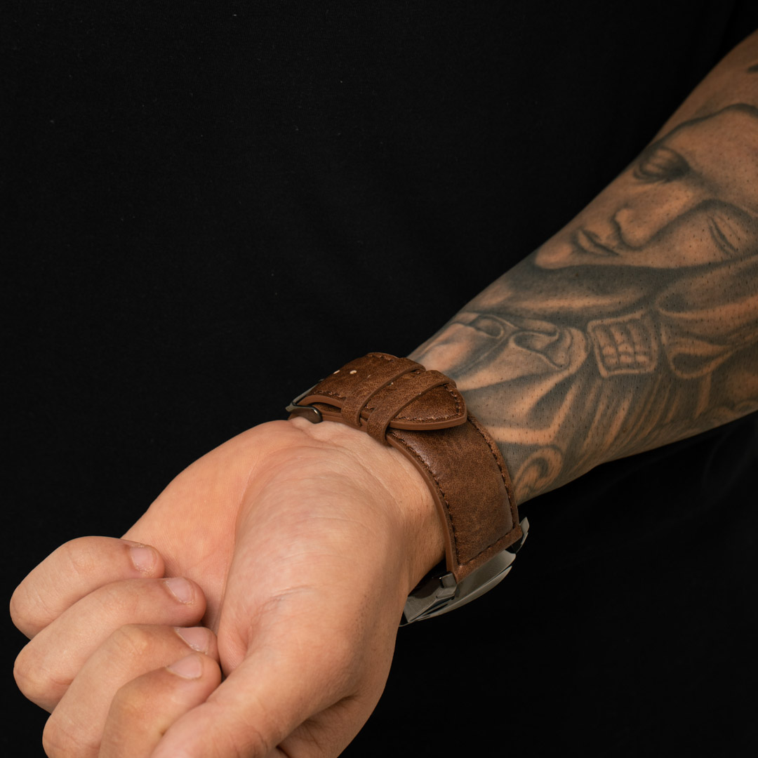 RELÓGIO CONDOR MASCULINO GRAFITE REDONDO COM FUNDO GRAFITE E DOURADO  E PULSEIRA EM COURO   - COR GRAFITE