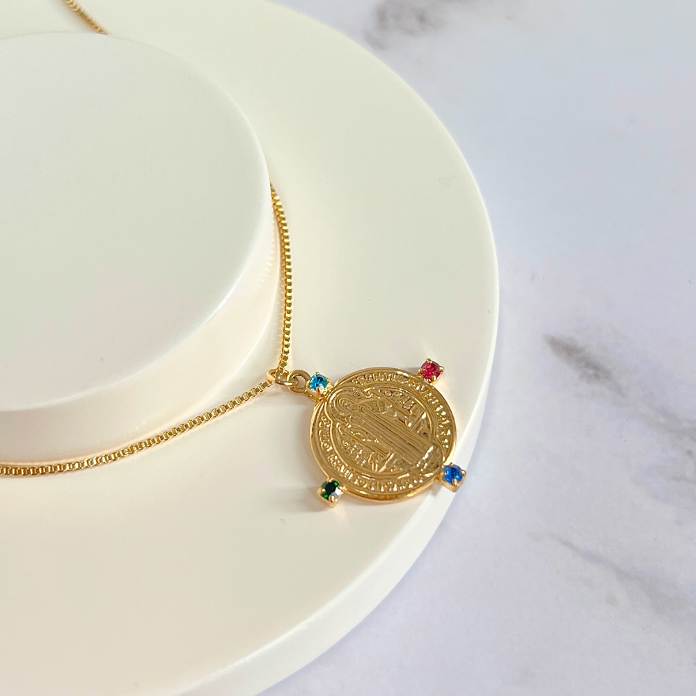 COLAR MEDALHA SÃO BENTO COM PEDRA COLORIDA