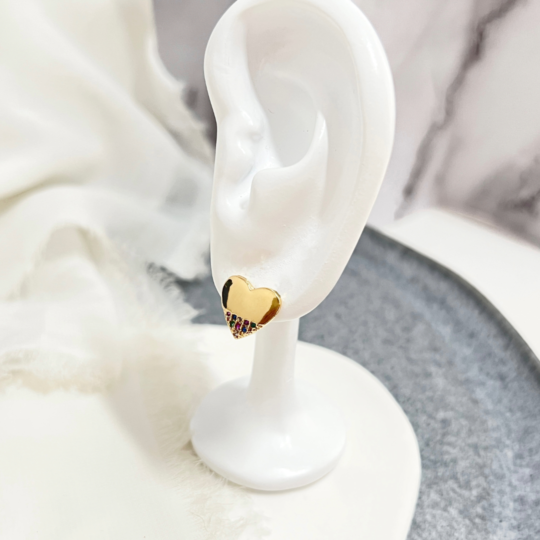 BRINCO CORAÇÃO DETALHE EM ZIRCONIAS COLORIDAS BRINCO CORAÇÃO DETALHE EM ZIRCONIAS COLORIDAS