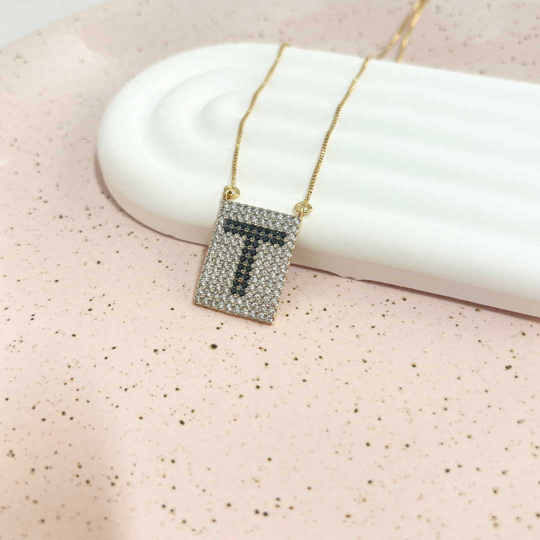 COLAR LETRA T  QUADRADO CRAVEJADO COLAR LETRA T  QUADRADO CRAVEJADO