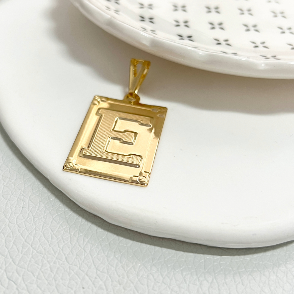 PINGENTE MEDALHA COM ACABAMENTO DE PARAFUSO - E