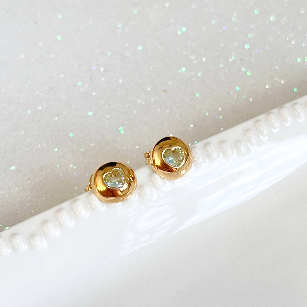 BRINCO BOTÃO COM PEDRA DE CORAÇÃO ACQUA