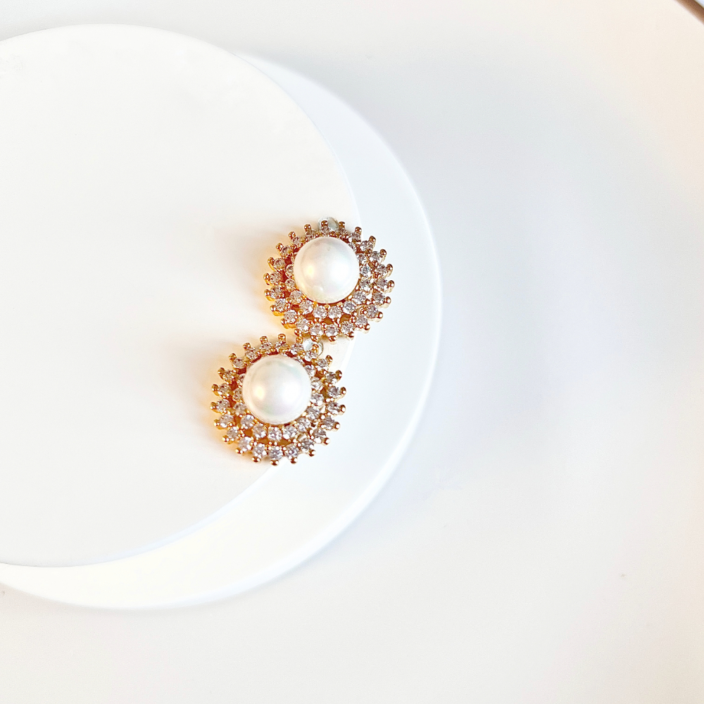 BRINCO PÉROLA SHELL E 2 CÍRCULOS DE ZIRCONIAS