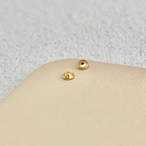 BRINCO FLOR PEQUENA COM PÉROLA COM TARRAXA BABY